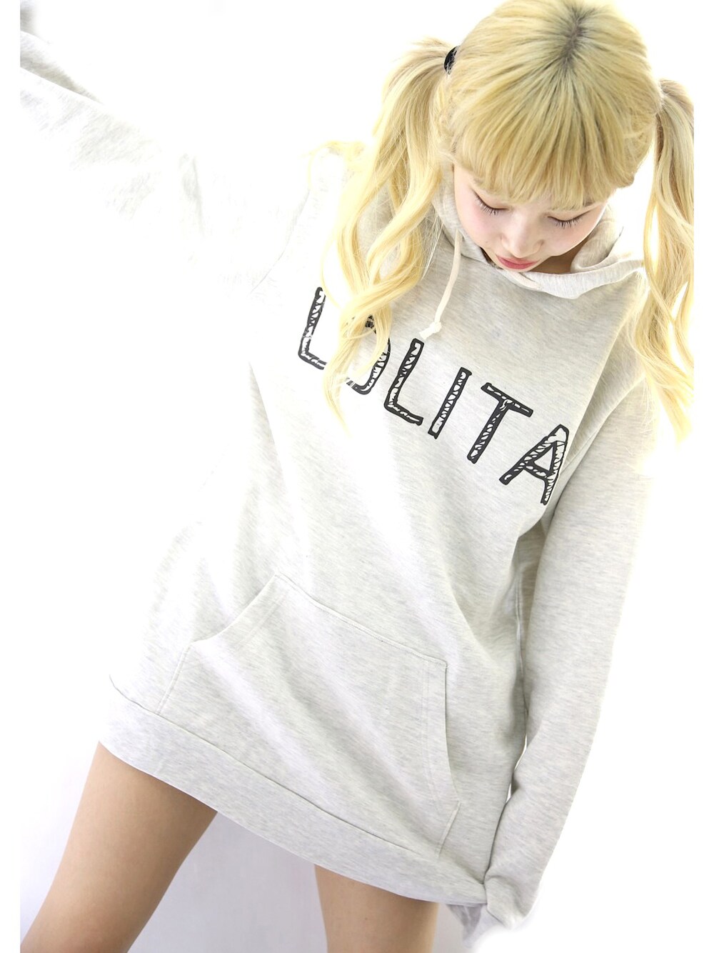 「ホワイト、パーカー、ショートパンツ、ボーイズライク」｜「ラブームオリジナルデザイン LOLITA(ロリータ)パーカー　マーブルホワイト（パーカー、ホワイト系）」を使った、laboum(ラブーム)さん（レディース・164cm）の春コーディネートの1枚目の写真
