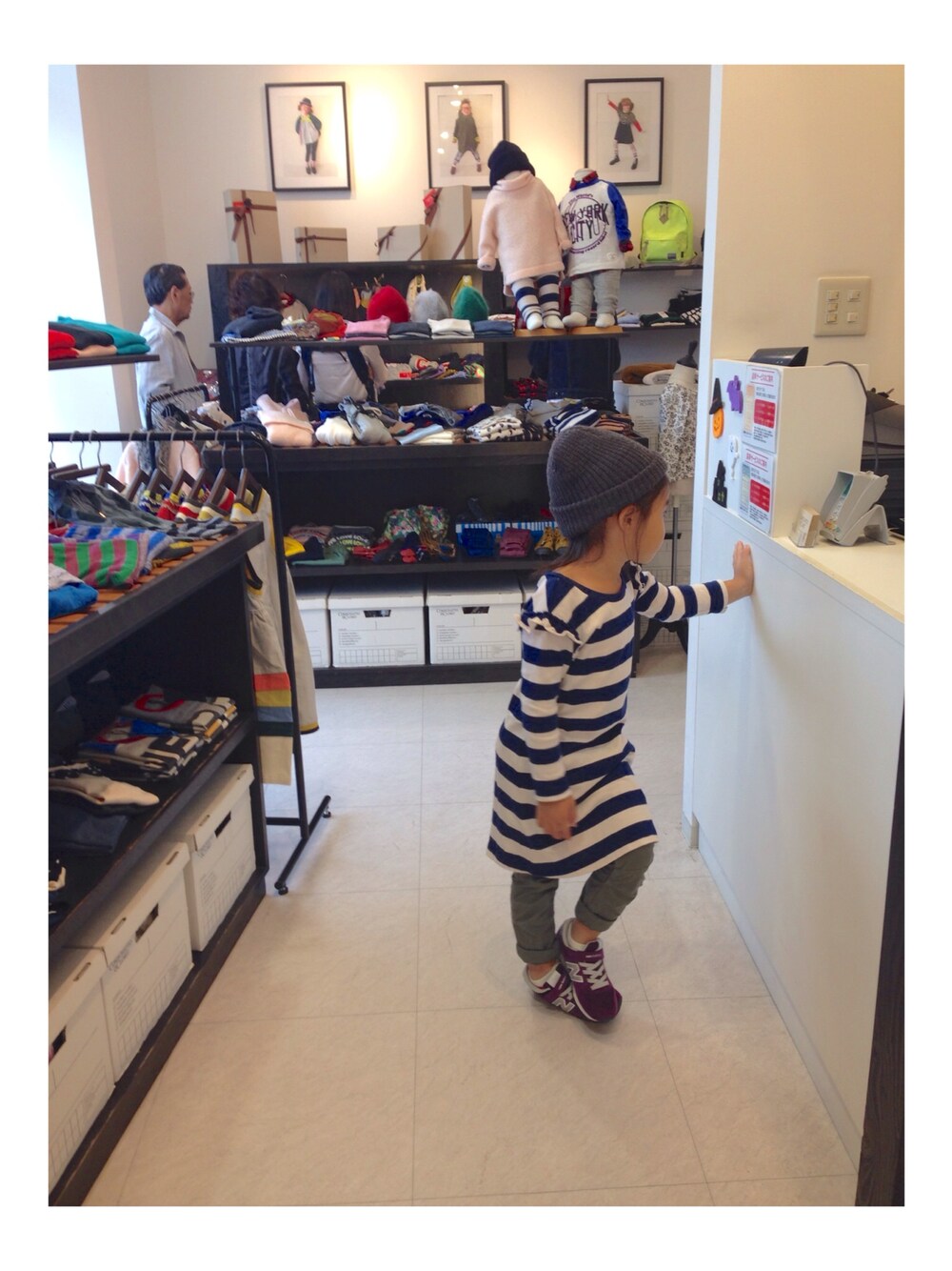 「ニット帽、しましま、ボーダー、キッズコーデ、groovy colors、swap meet market、ニューバランス、子供服」｜「GROOVY COLORSのアイテム（ニットキャップ/ビーニー、グレー系）」を使った、38chamさん（キッズ・110cm）の秋コーディネートの1枚目の写真