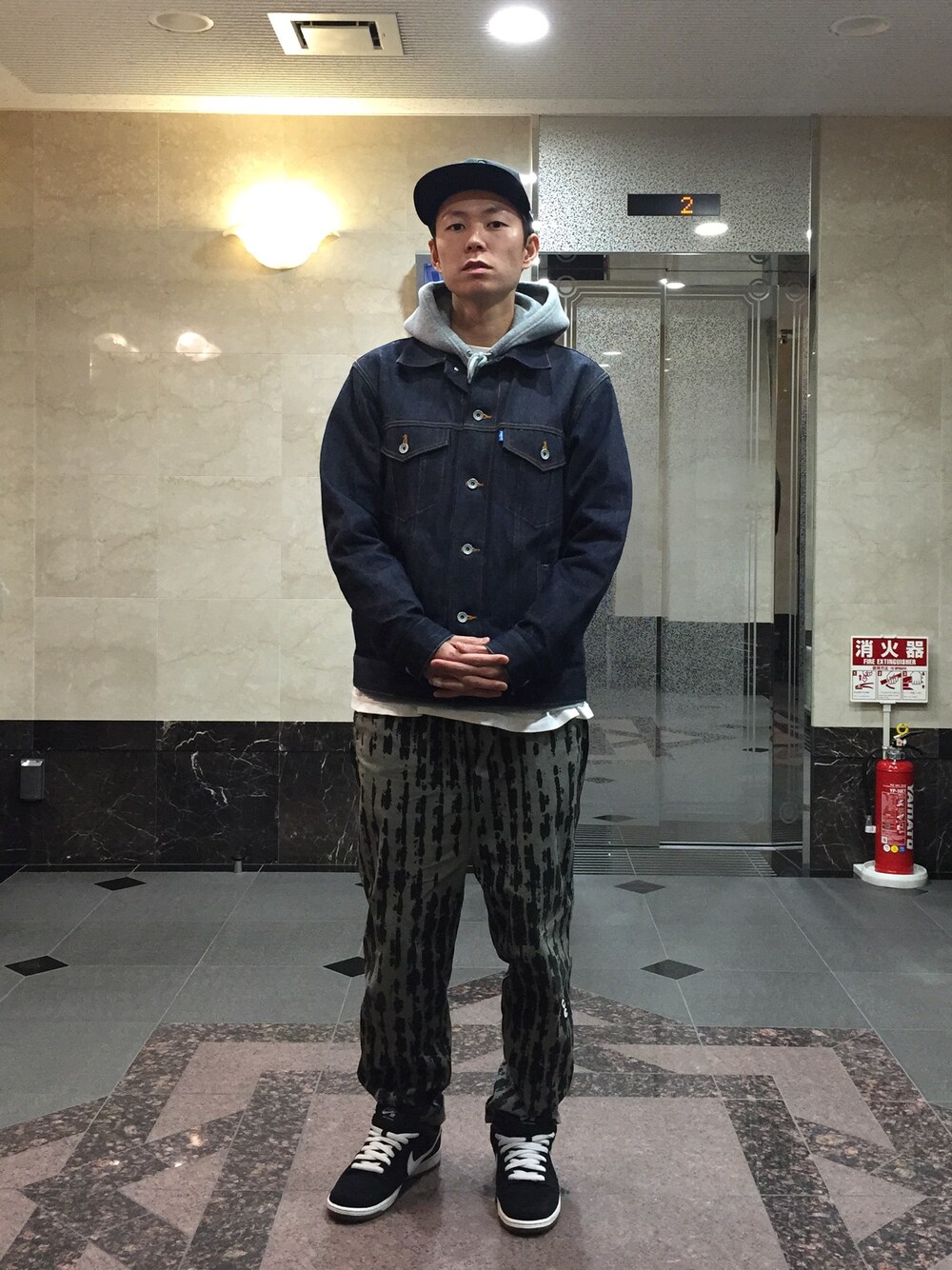 「デニム、Gジャン×パーカー、イージーパンツ、プルオーバーパーカー、MSBC '14 A/W、caveat emptor、スケシンつながり、インディゴ」｜「HUFのアイテム（Tシャツ/カットソー、ホワイト系）」を使った、MSBC.incさん（メンズ・174cm）の冬コーディネートの1枚目の写真