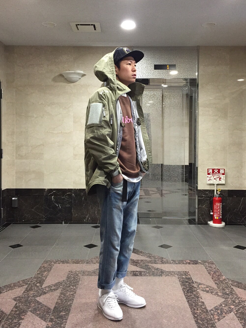 「ミリタリージャケット、デニム、クロップドパンツ、ロールアップ、コルテッツ、caveat emptor、MSBC '14 A/W、MSBC '15 S/S、ホワイトスニーカー」｜「MSBCのアイテム（Tシャツ/カットソー、ホワイト系）」を使った、MSBC.incさん（メンズ・174cm）の冬コーディネートの1枚目の写真