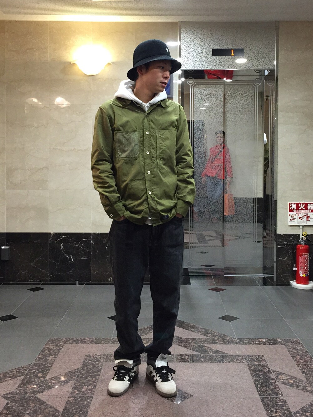 「シャツ×パーカー、ホワイトスニーカー、デニム、ブラックデニム、ブセニッツ、MSBC '13 S/S、MSBC '14 A/W、caveat emptor」｜「MSBCのアイテム（Tシャツ/カットソー、ホワイト系）」を使った、MSBC.incさん（メンズ・174cm）の春コーディネートの1枚目の写真