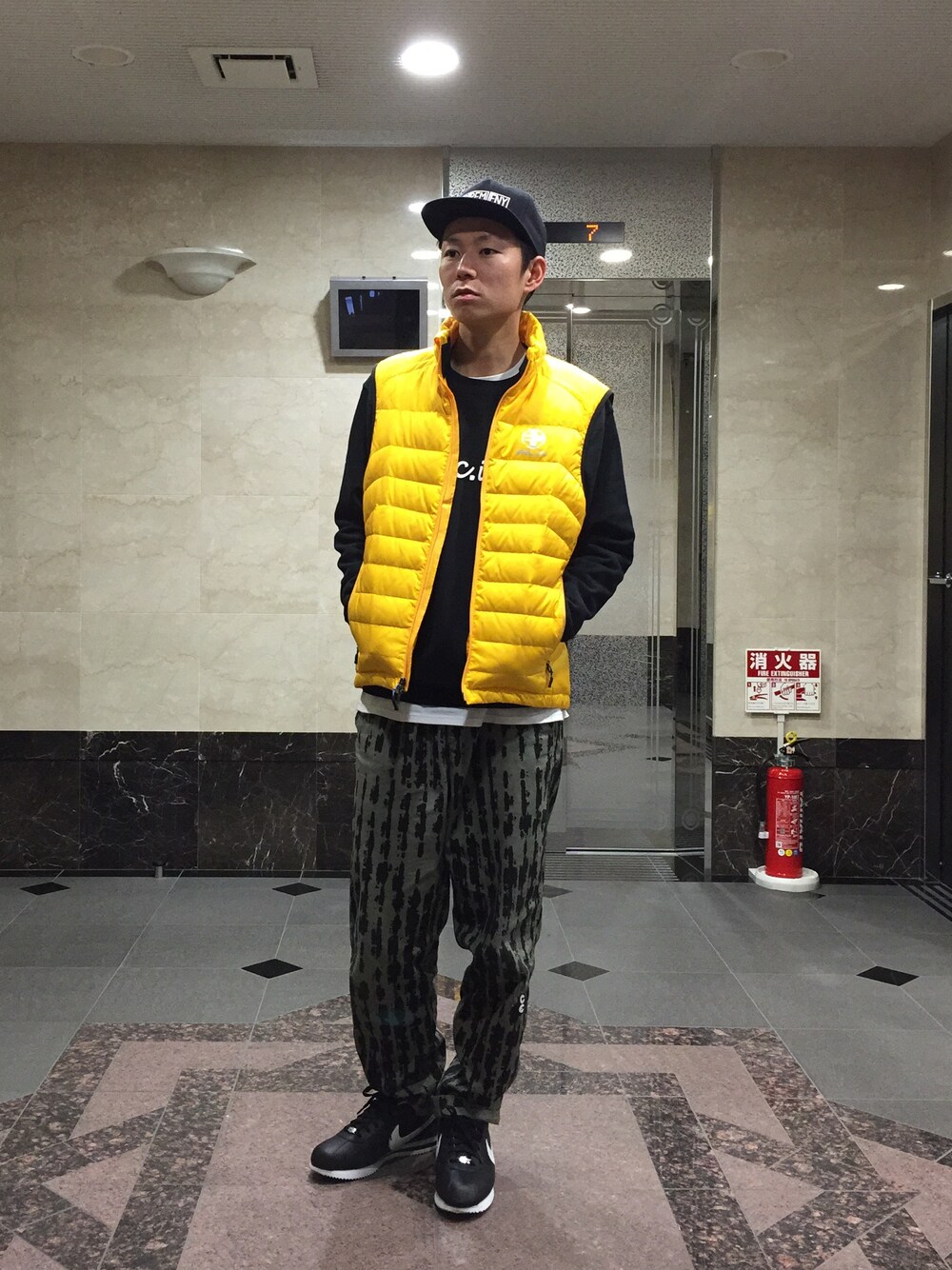 「ダウンベスト、イージーパンツ、コルテッツ、MSBC '15 S/S、クルーネック、caveat emptor」｜「Championのアイテム（Tシャツ/カットソー、ホワイト系）」を使った、MSBC.incさん（メンズ・174cm）の春コーディネートの1枚目の写真