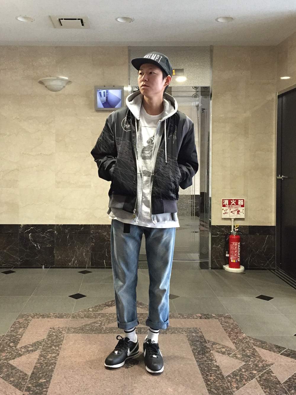 「クロップドパンツ、MA-1、MA-1×パーカー、デニムパンツ、ロールアップ、コルテッツ、caveat emptor、キースハフナゲル、ファッション手当」｜「HUFのアイテム（Tシャツ/カットソー、ホワイト系）」を使った、MSBC.incさん（メンズ・174cm）の春コーディネートの1枚目の写真