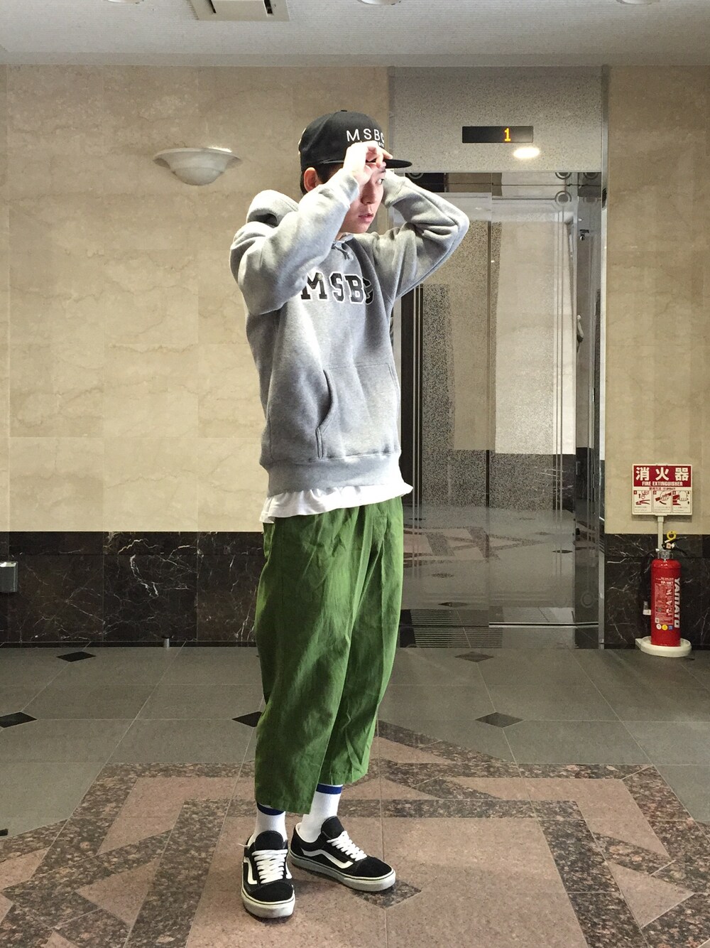 「イージーパンツ、ステューシーリヴィン、ビーチパンツ、プルオーバーパーカー、MSBC '13 S/S、MSBC '14 S/S、MSBC '14 A/W、リラックススタイル、クロップドパンツ」｜「MSBCのアイテム（Tシャツ/カットソー、ホワイト系）」を使った、MSBC.incさん（メンズ・174cm）の春コーディネートの1枚目の写真