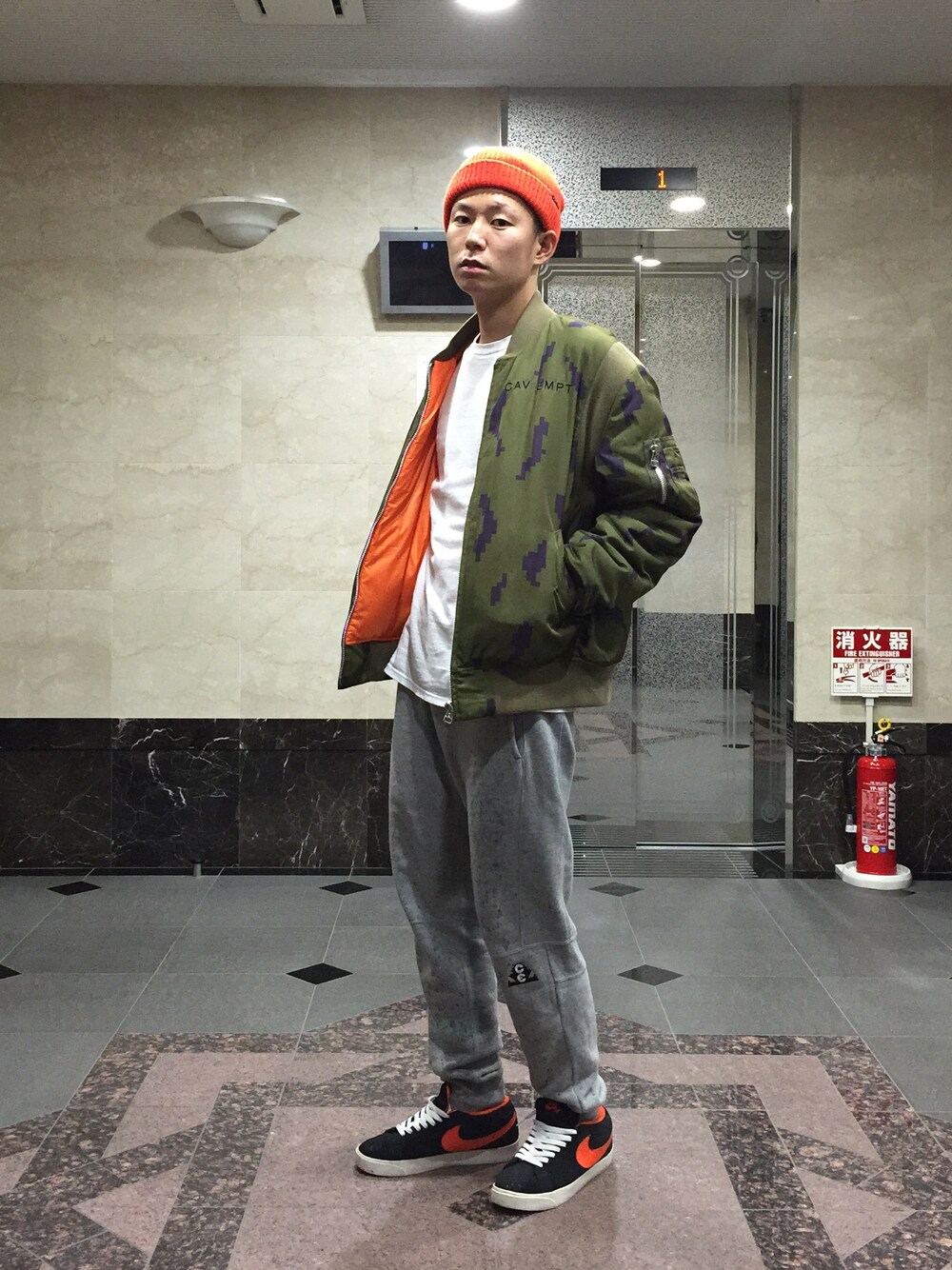 「ニットキャップ、MA-1、スウェットパンツ、オレンジ、caveat emptor、スニーカー」｜「Championのアイテム（Tシャツ/カットソー、ホワイト系）」を使った、MSBC.incさん（メンズ・174cm）の春コーディネートの1枚目の写真