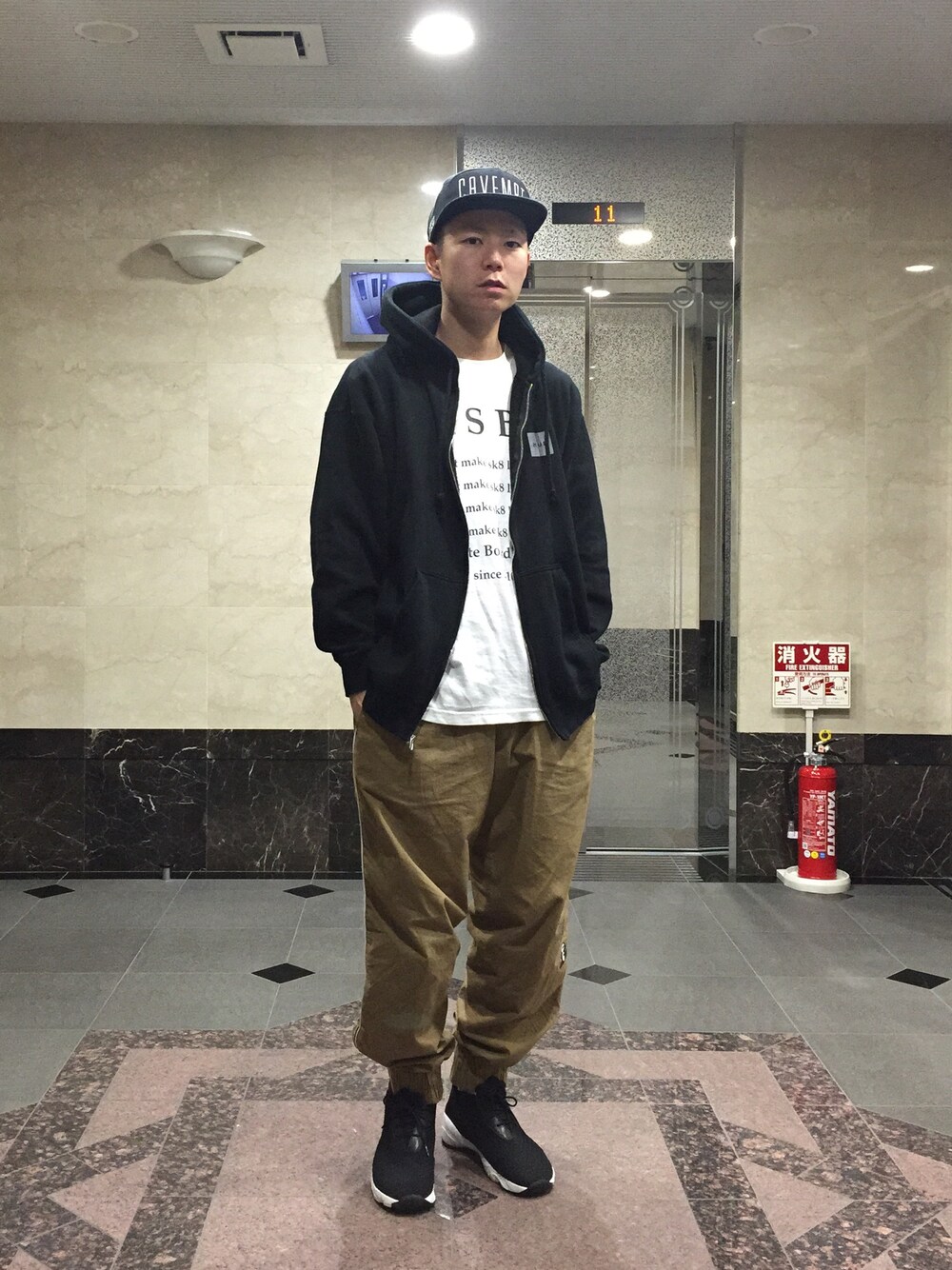 「パーカー、スニーカー、裾リブパンツ、caveat emptor、キースハフナゲル、MSBC '13 S/S、ルーズシルエット、イージーパンツ、ワイドパンツ」｜「MSBCのアイテム（Tシャツ/カットソー、ホワイト系）」を使った、MSBC.incさん（メンズ・174cm）の春コーディネートの1枚目の写真