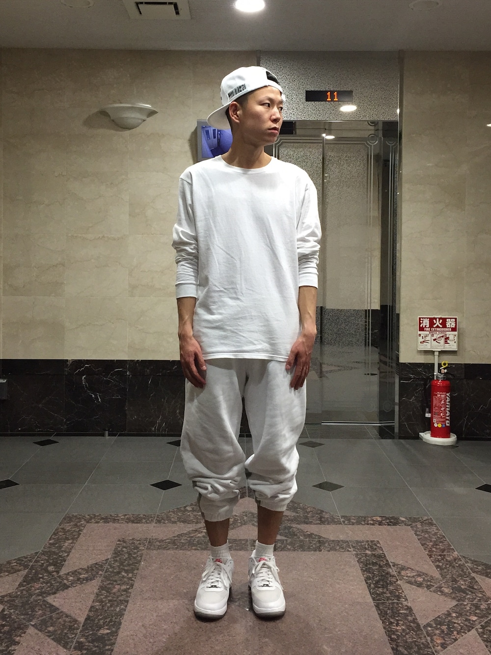 「オールホワイト、ルナフォース、スウェットパンツ、キャップ後ろかぶり、caveat emptor、無地T、ワイドパンツ、ホワイトパンツ」｜「Championのアイテム（Tシャツ/カットソー、ホワイト系）」を使った、MSBC.incさん（メンズ・174cm）の春コーディネートの1枚目の写真