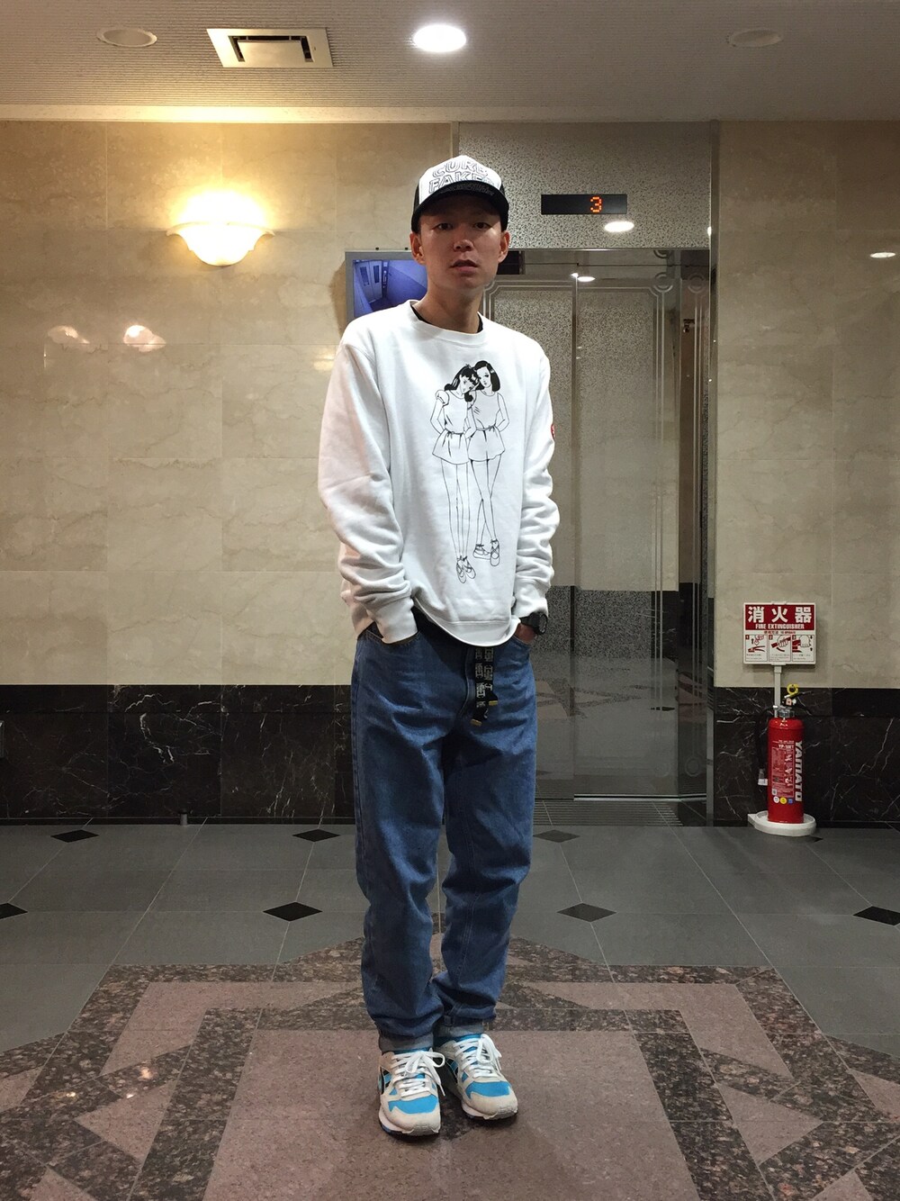 「デニムパンツ、クルーネック、スウェット、メッシュキャップ、ゲルライト5、CURB FAKER、stussy、caveat emptor、スケシンつながり、MSBC '14 A/W」｜「MSBCのアイテム（Tシャツ/カットソー、ホワイト系）」を使った、MSBC.incさん（メンズ・174cm）の春コーディネートの1枚目の写真