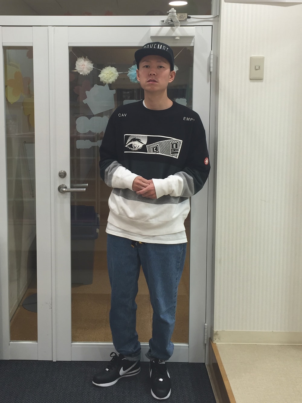 「デニムパンツ、クルーネック、コルテッツ、caveat emptor、ルーズシルエット」｜「Championのアイテム（Tシャツ/カットソー、ホワイト系）」を使った、MSBC.incさん（メンズ・174cm）の春コーディネートの1枚目の写真