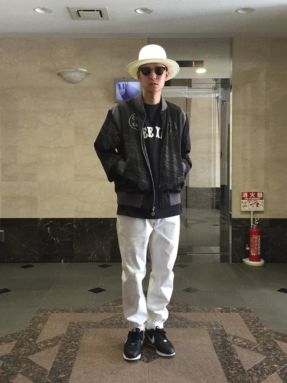 「パナマハット、ツバ広ハット、サングラス、ホワイトパンツ、イージーパンツ、US STUSSY、コルテッツ、caveat emptor、スケシンつながり、初挑戦アイテム」｜「C.Eのアイテム（ミリタリージャケット、ブラック系）」を使った、MSBC.incさん（メンズ・174cm）の春コーディネートの1枚目の写真
