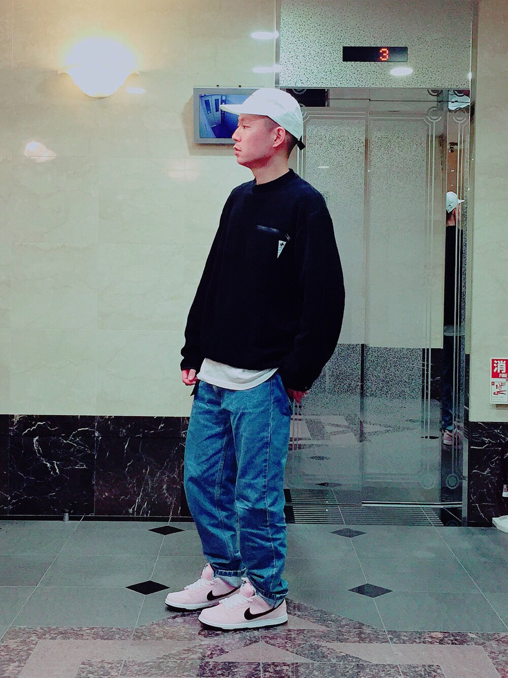 「デニム、ピンク、ディアスポラ」｜「PLUS L by XLARGEのアイテム（ニット/セーター、ブラック系）」を使った、MSBC.incさん（メンズ・175cm）の冬コーディネートの1枚目の写真