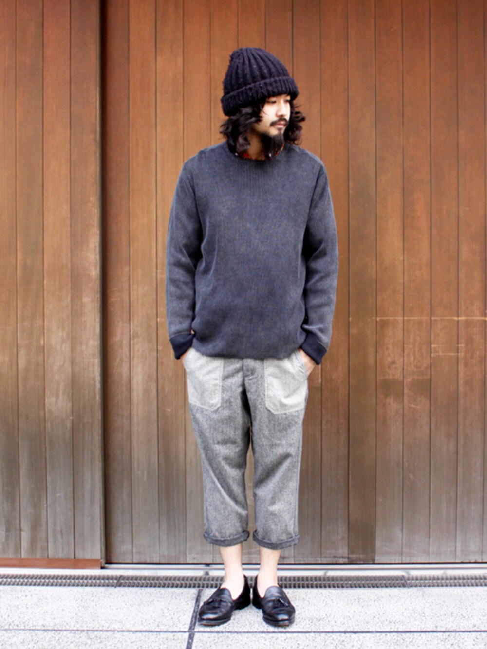 グレー系のその他パンツを着用したメンズの春コーディネートの1枚目の写真