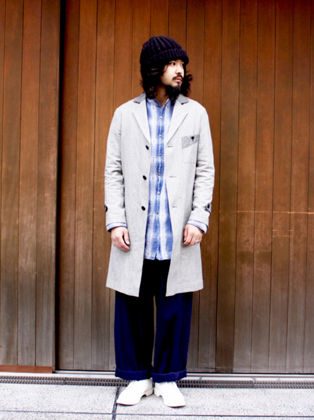 グレー系のその他アウターを着用したメンズの春コーディネートの1枚目の写真