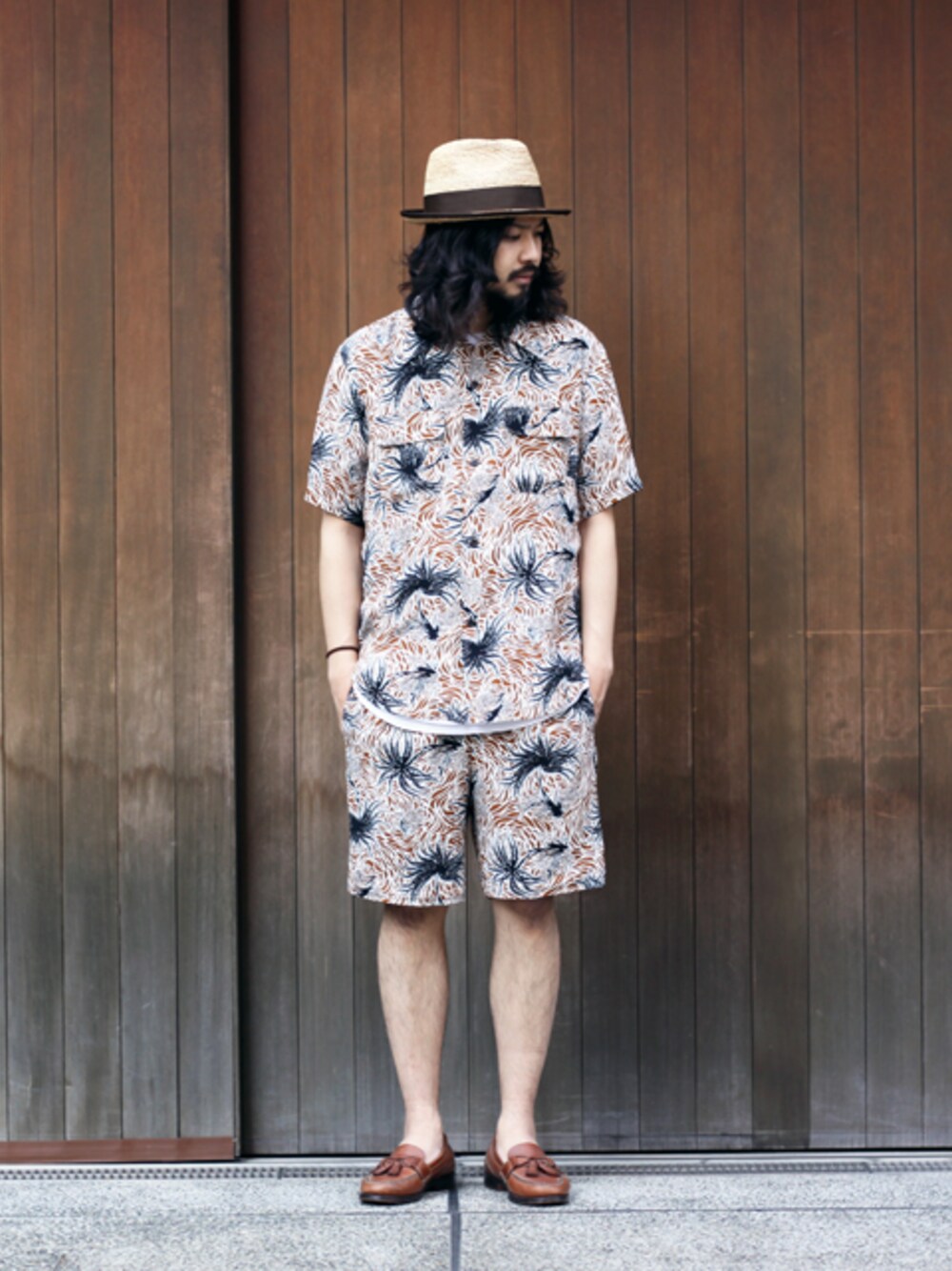 ブラウン系のシャツ/ブラウス、ブラウン系のその他パンツ、ベージュ系のハットを着用したメンズの春コーディネートの1枚目の写真