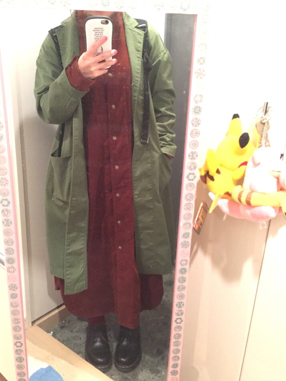 「仕事着、チェスターコート、ユニクロ、UNIQLO、靴下屋、ワンピース、ドクターマーチン、Dr.Martens、ラクチンコーデ」｜「PAR ICIのアイテム（チェスターコート、グリーン系）」を使った、マナムさん（レディース・153cm）の冬コーディネートの1枚目の写真
