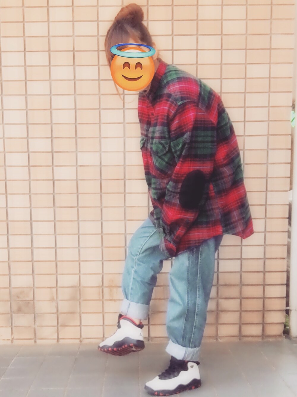 レッド系のシャツ/ブラウス、ブルー系のデニムパンツ、ホワイト系のスニーカーを着用したレディースの春コーディネートの1枚目の写真