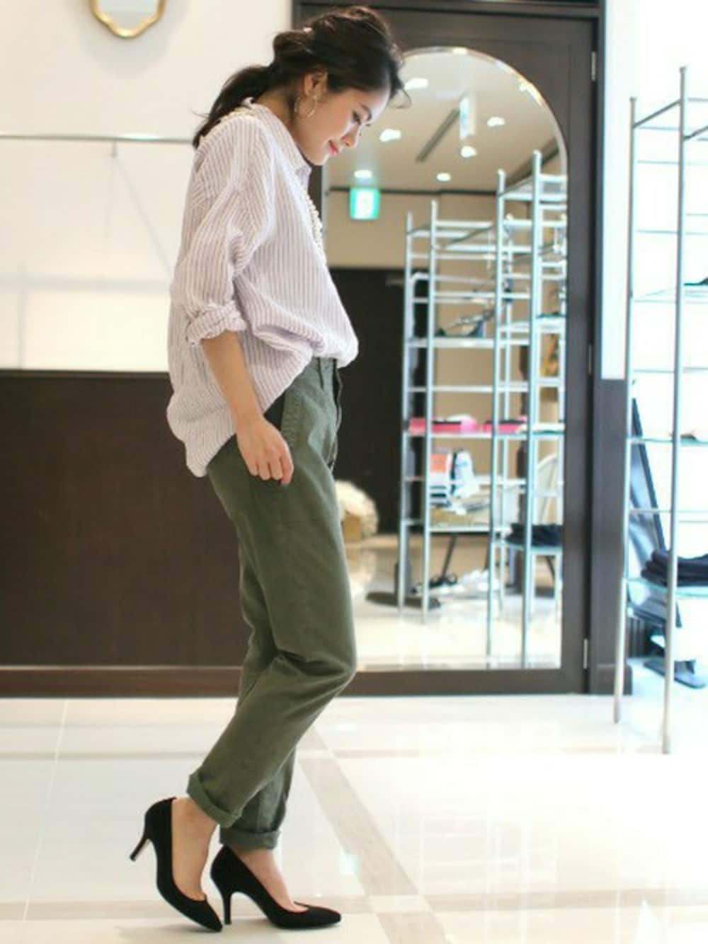 「リネン、ミリタリーパンツ、ポインテッドパンプス、リネンシャツ、classy、IRISH LINEN」｜「Spick & Spanの【CLASSY.×Spick & Span】コラボ IRISH LINEN BIG シャツ。（シャツ/ブラウス、パープル系）」を使った、Press marieさん（レディース・158cm）の春コーディネートの1枚目の写真