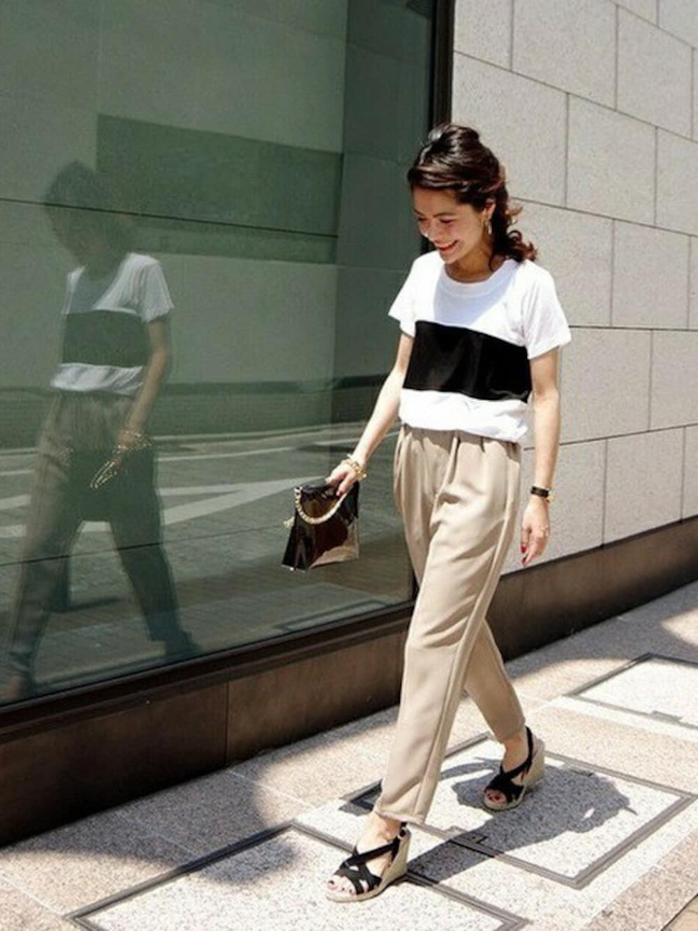 「パンツ、サンダル、ポシェット、白Tシャツ、Spick and Span、ビニールバック、ジョッパー」｜「Spick & SpanのLorensビニールチェーンポシェット。（ショルダーバッグ、イエロー系）」を使った、Press marieさん（レディース・158cm）の夏コーディネートの1枚目の写真