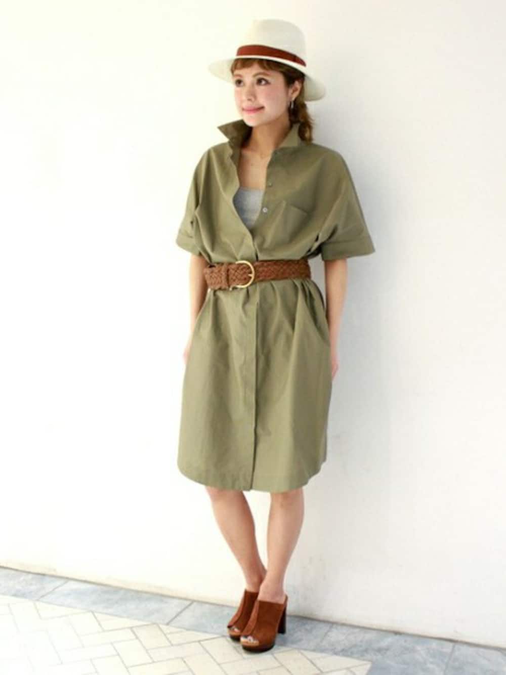 「ワンピース、シャツワンピース、ハット、カーキ、サボ、サンダル、春コーデ、メッシュベルト、Spick & Span(Spick & Span)、スピック」｜「Spick & Spanの≪予約≫120/2 タイプライター LONG BIGシャツワンピース◆（ワンピース、グリーン系）」を使った、Press marieさん（レディース・155cm）の春コーディネートの1枚目の写真