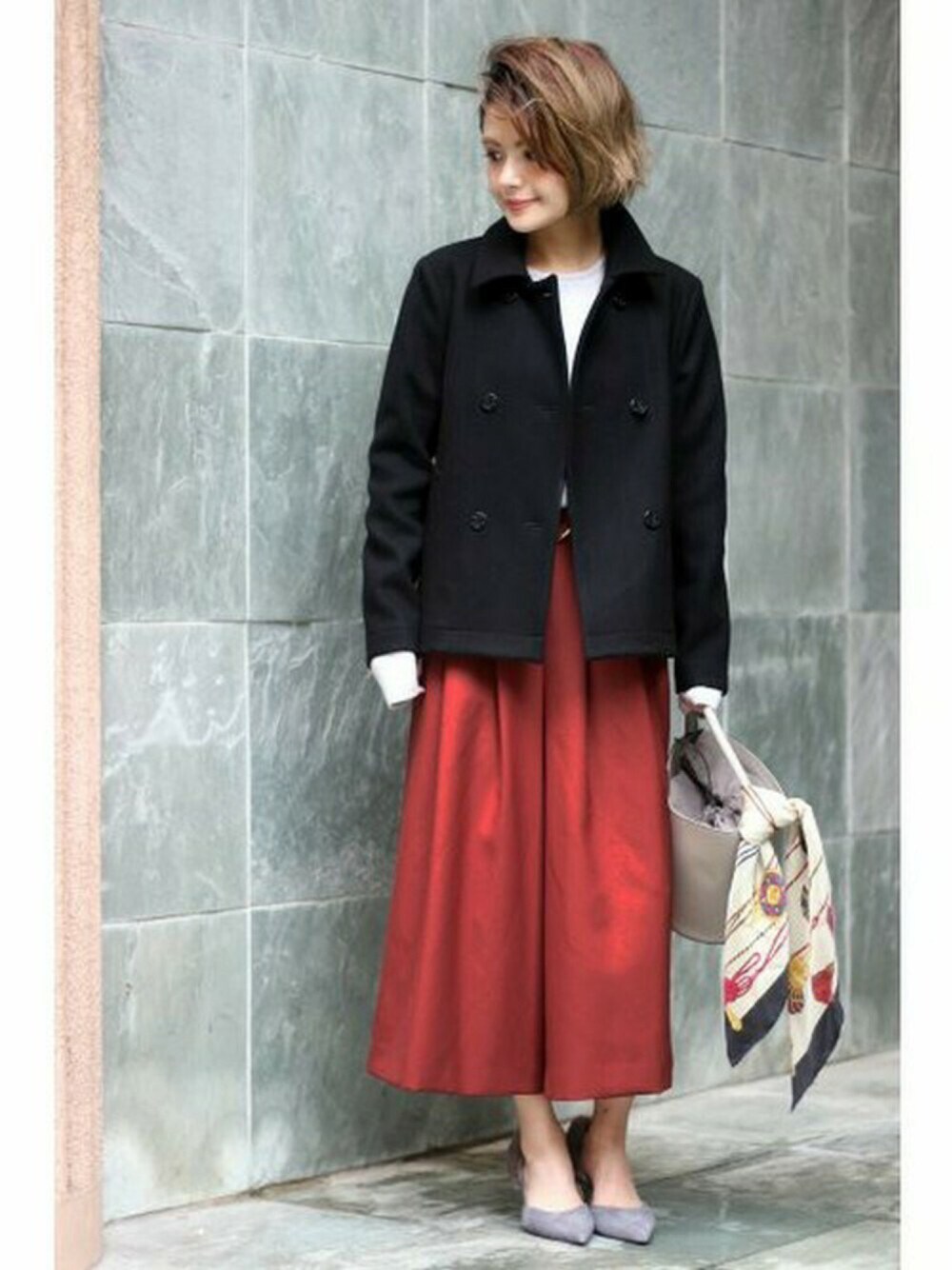 「カジュアルコーデ、Spick & Span(Spick & Span)、ピーコート、マホガニー、フレア、パンツスタイル、バケツバッグ、大人カジュアル、休日スタイル、秋のコーデ」｜「Spick & Spanの≪予約≫【CALIBURN】Spick別注 AラインショートPコート◆（ピーコート、ブラック系）」を使った、Press marieさん（レディース・151cm）の夏コーディネートの1枚目の写真