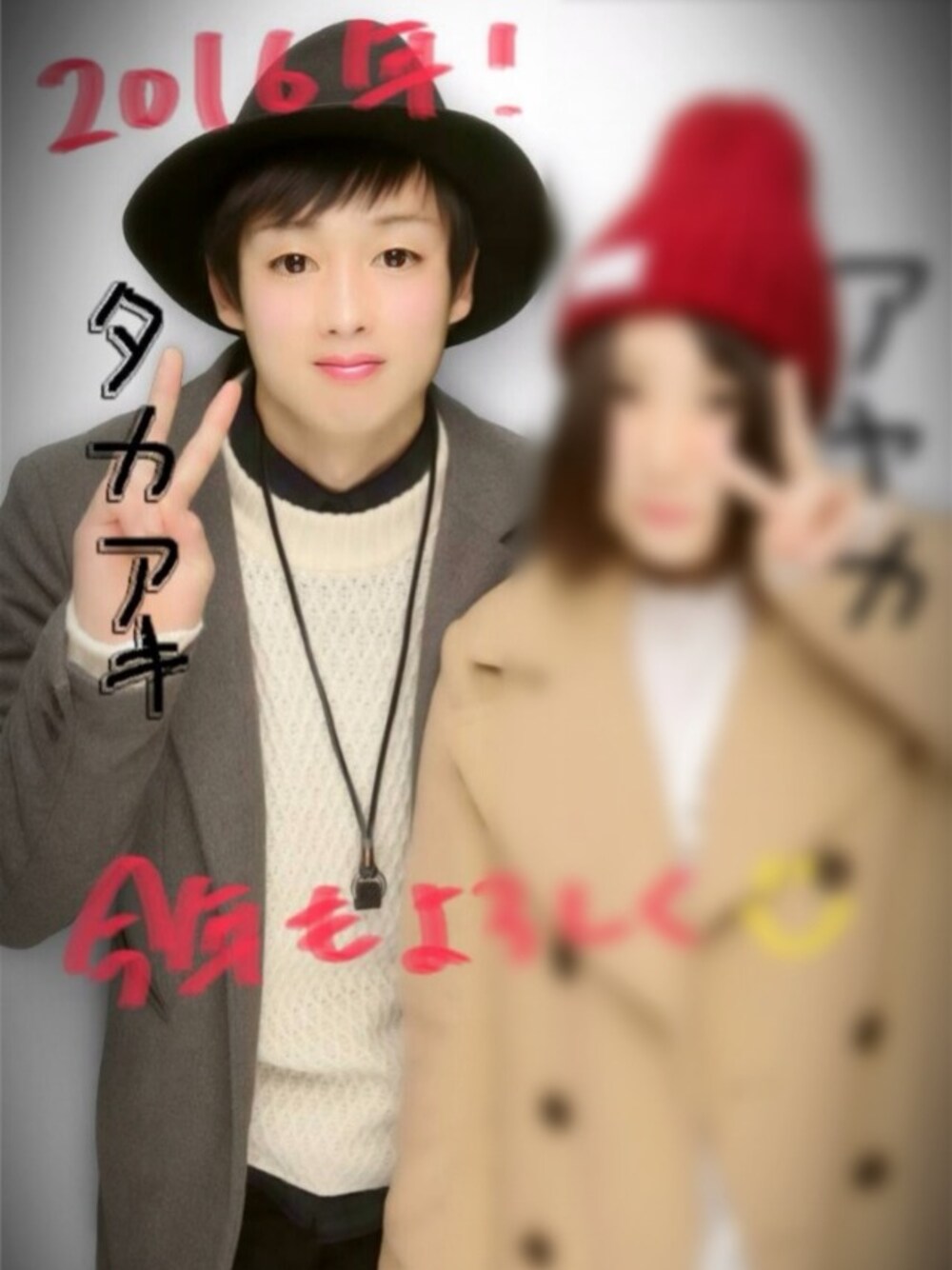 グレー系のチェスターコート、ホワイト系のニット/セーター、グリーン系のシャツ/ブラウスを着用したメンズの冬コーディネートの1枚目の写真