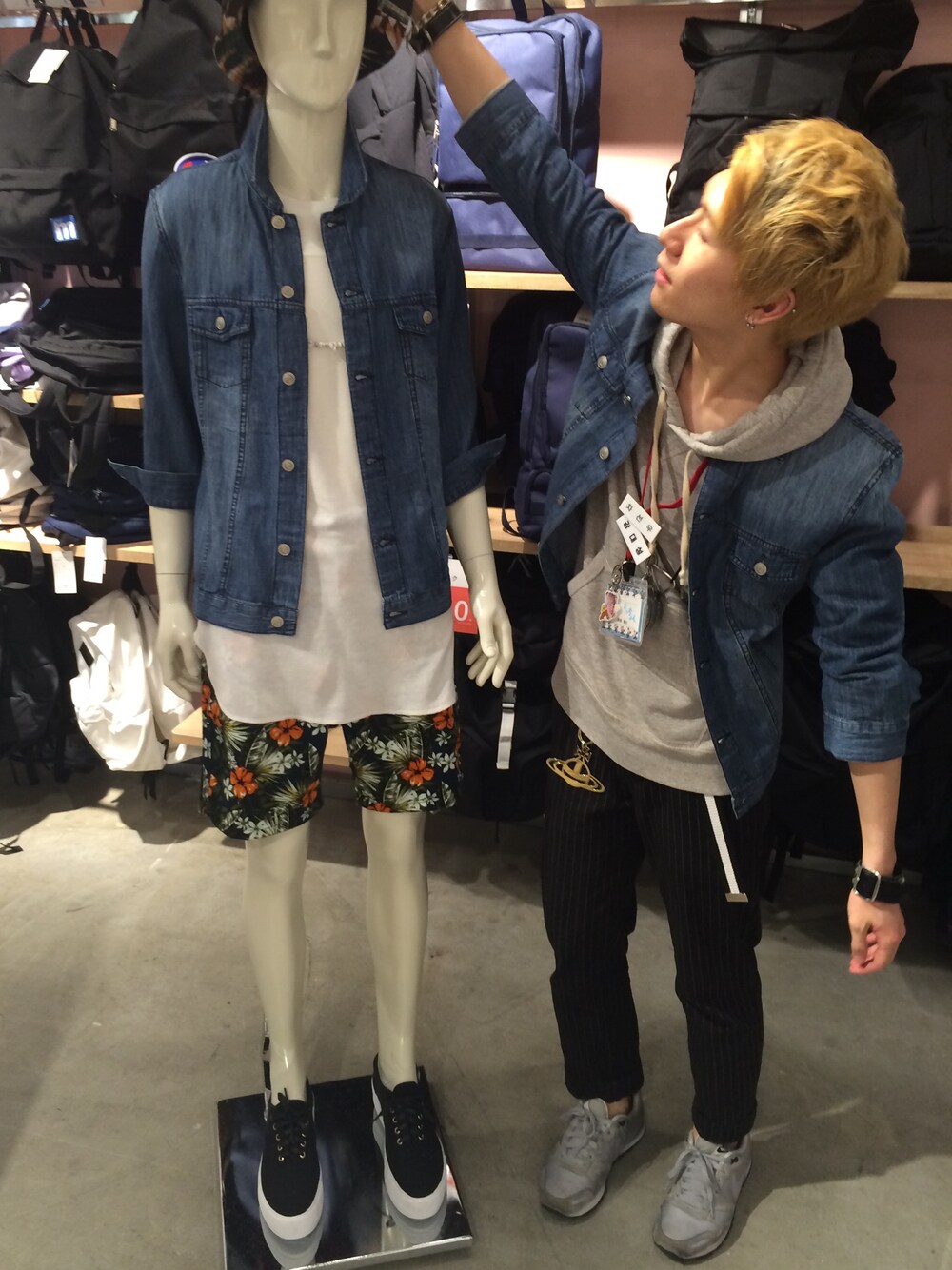「WEGO、デニムシャツ、アンクルパンツ、ストライプパンツ、ナイキスニーカー、Vivienne Westwood」｜「WEGOのWEGO/ストレッチアンクルトラウザー（その他パンツ、その他）」を使った、たつや。。。さん（メンズ・167cm）の春コーディネートの1枚目の写真