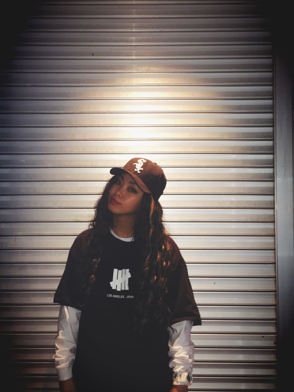 「undefeated、NEW ERA、CAP、ootd、沖縄、Okinawa」｜「UNDEFEATED のアイテム（Tシャツ/カットソー、ブラック系）」を使った、MIKAPさん（レディース・164cm）の夏コーディネートの1枚目の写真