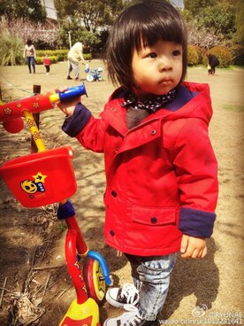 「PETIT BATEAU（プチバトー）のアイテム（ナイロンジャケット）」を使った、RYUNAEさん（キッズ・80cm）の春コーディネート