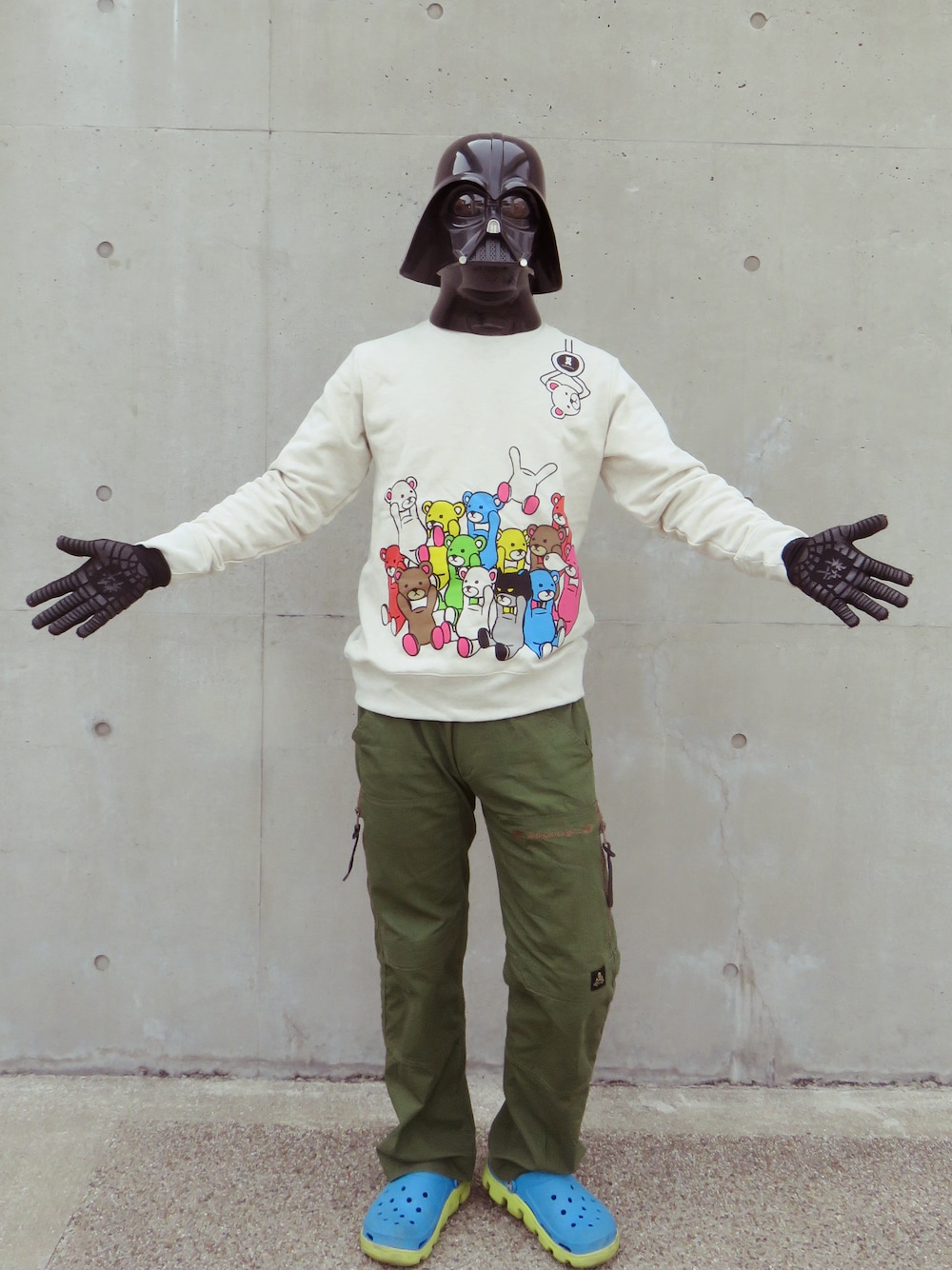 「グラニフ、スターウォーズ、クロックス、STARWARS」｜「Design Tshirts Store graniphのプリントスウェット（スウェット、ホワイト系）」を使った、ソエジマックスさん（メンズ・170cm）の春コーディネートの1枚目の写真