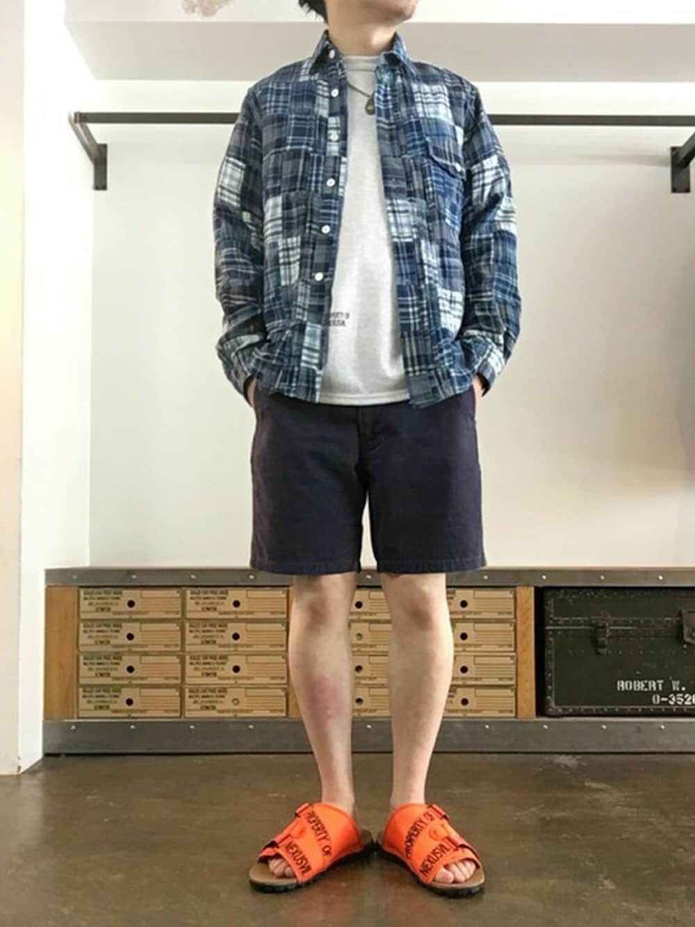 ブルー系のその他パンツ、オレンジ系のサンダル、ブルー系のシャツ/ブラウスを着用したメンズの春コーディネートの1枚目の写真