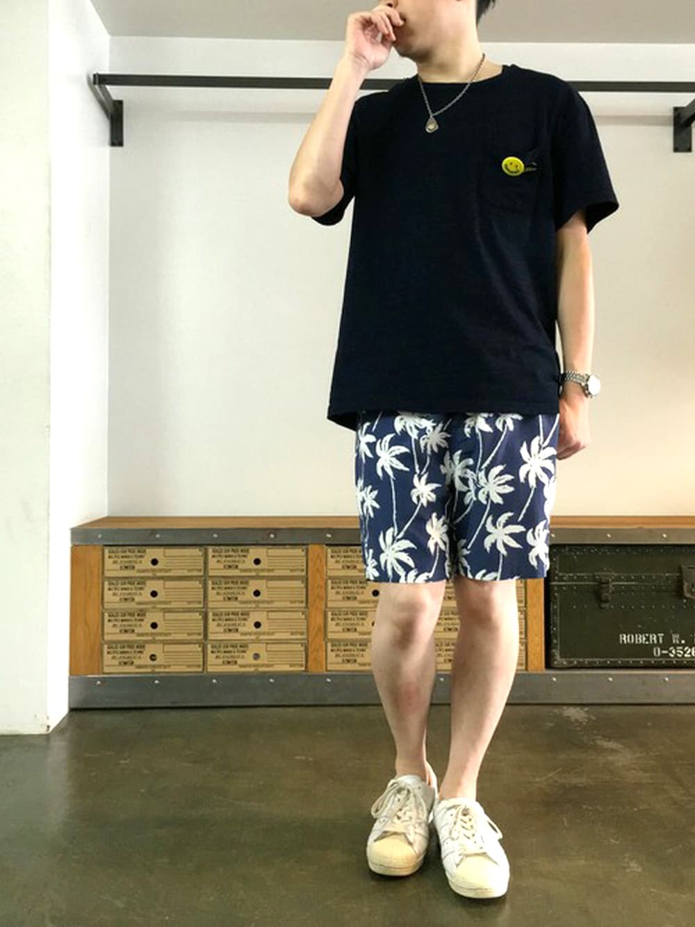 「adidas、BEDWIN & THE HEARTBREAKERS、BEDWIN、goro's、柄ショーツ、THE UNION、adidas superstar、BEDWIN&THE HEARTBREAKERS、D.L STORE、缶バッジカスタム」｜「THE UNIONのINDIGO TOP with POCKET（Tシャツ/カットソー、ブルー系）」を使った、JIMAさん（メンズ・170cm）の夏コーディネートの1枚目の写真