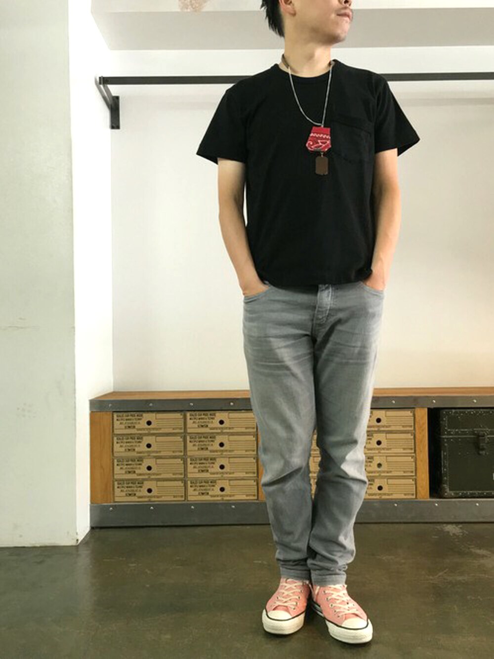 「converse、BEDWIN & THE HEARTBREAKERS、BEDWIN、nexus7、スキニーデニム、NEXUSVII、バンダナネックレス、ALL STAR Japan Made、BEDWIN&THE HEARTBREAKERS、D.L STORE」｜「NEXUSVIIのW BINDER HEAVY CREW NECK POCKET TEE（Tシャツ/カットソー、ブラック系）」を使った、JIMAさん（メンズ・170cm）の夏コーディネートの1枚目の写真