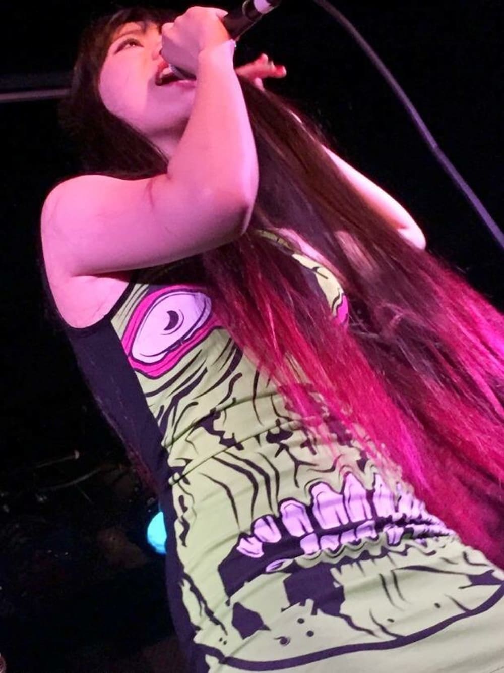 グリーン系のワンピース、グリーン系のタンクトップ、グリーン系のトートバッグを着用したレディースの秋コーディネートの1枚目の写真