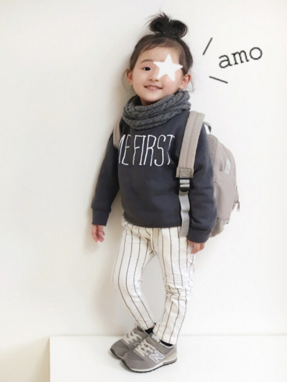 「キッズコーデ、キッズファッション、3歳、女の子、お団子ヘアー、スニーカー、ストライプ、スヌード、ワントーンコーデ」｜「3can4onのアイテム（バックパック/リュック、グレー系）」を使った、amo.dollさん（キッズ・100cm）の冬コーディネートの1枚目の写真