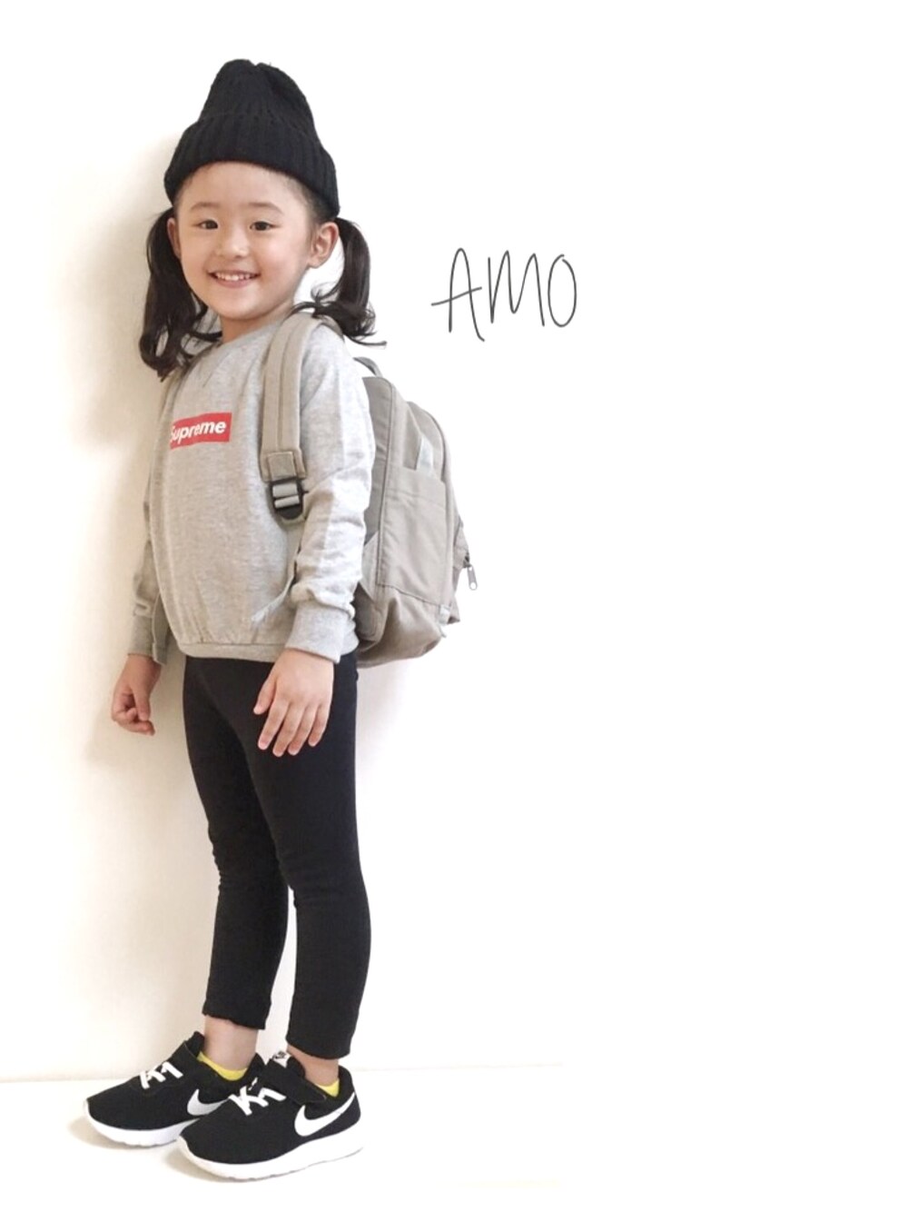 「supreme、UNIQLO、キッズコーデ、西松屋、しまむら、ニット帽、シンプルコーデ、プチプラ、女の子、4歳」｜「NIKEのNIKE(ナイキ) TANJUN (PSV)(タンジュンPSV) 844868（スニーカー、ブラック系）」を使った、amo.dollさん（キッズ・100cm）の秋コーディネートの1枚目の写真