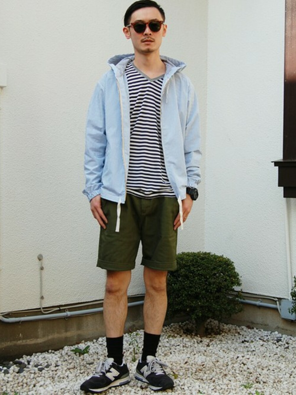 ブルー系のパーカー、ホワイト系のTシャツ/カットソー、グリーン系のチノパンツを着用したメンズの夏コーディネートの1枚目の写真