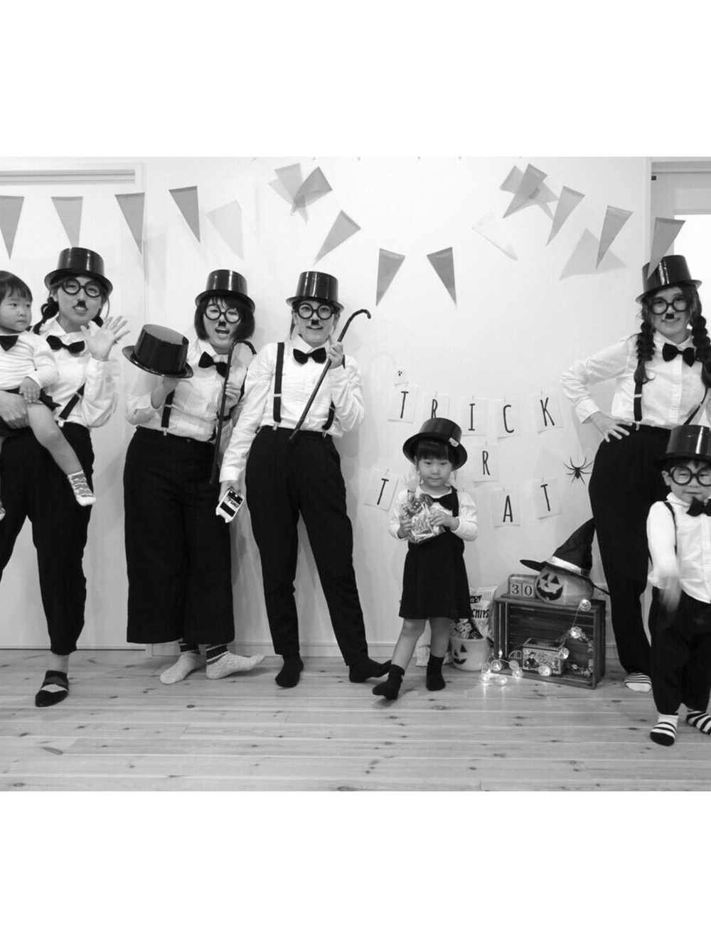 ブラック系のファッション雑貨を着用したキッズの秋コーディネートの1枚目の写真