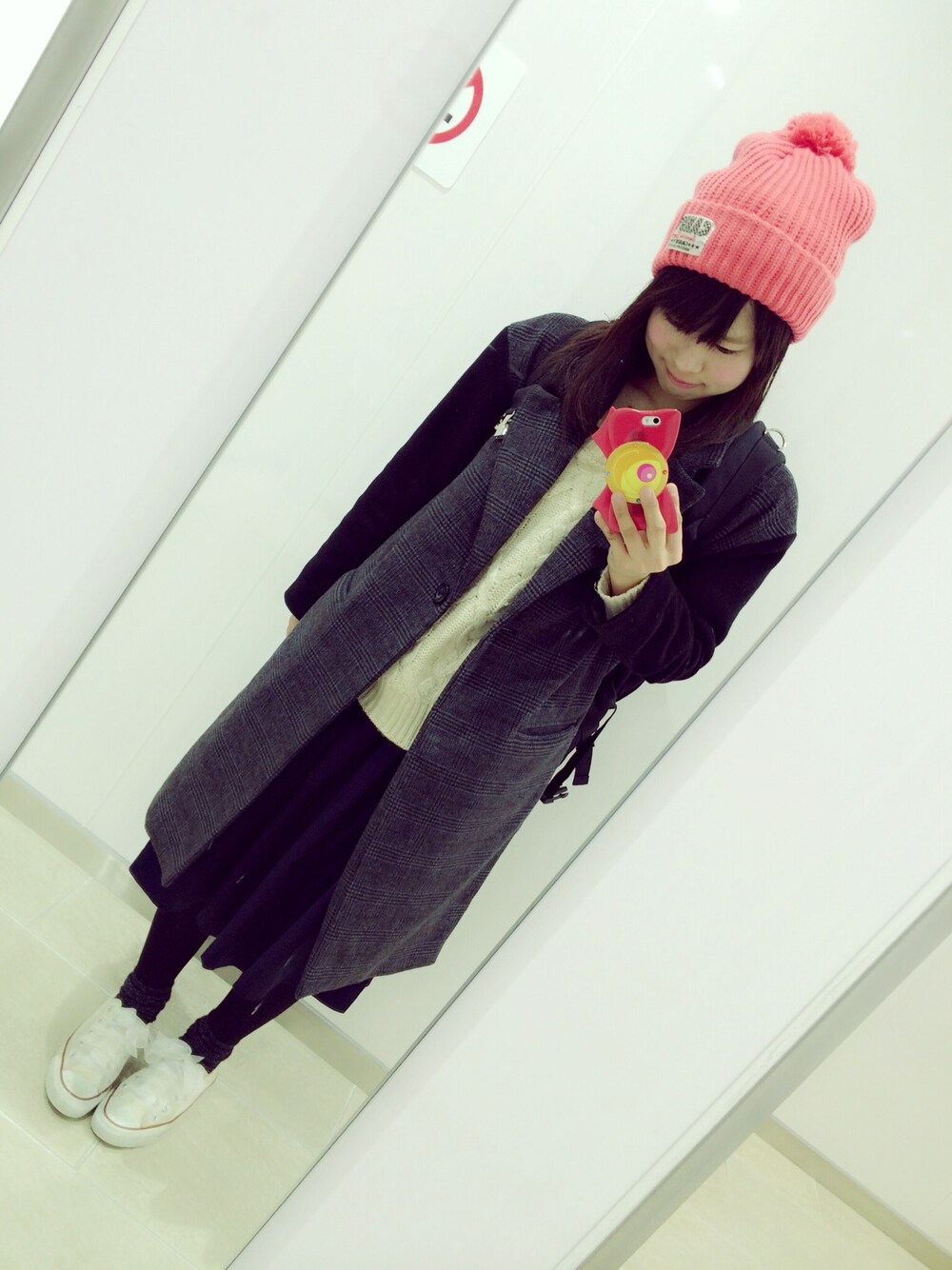「ニット帽、コンバース、mysty woman、Candy Stripper、チェスターコート、リュック」｜「Candy StripperのCANDY PONPON KNIT CAP（ニットキャップ/ビーニー、レッド系）」を使った、あいかさん（レディース・153cm）の冬コーディネートの1枚目の写真