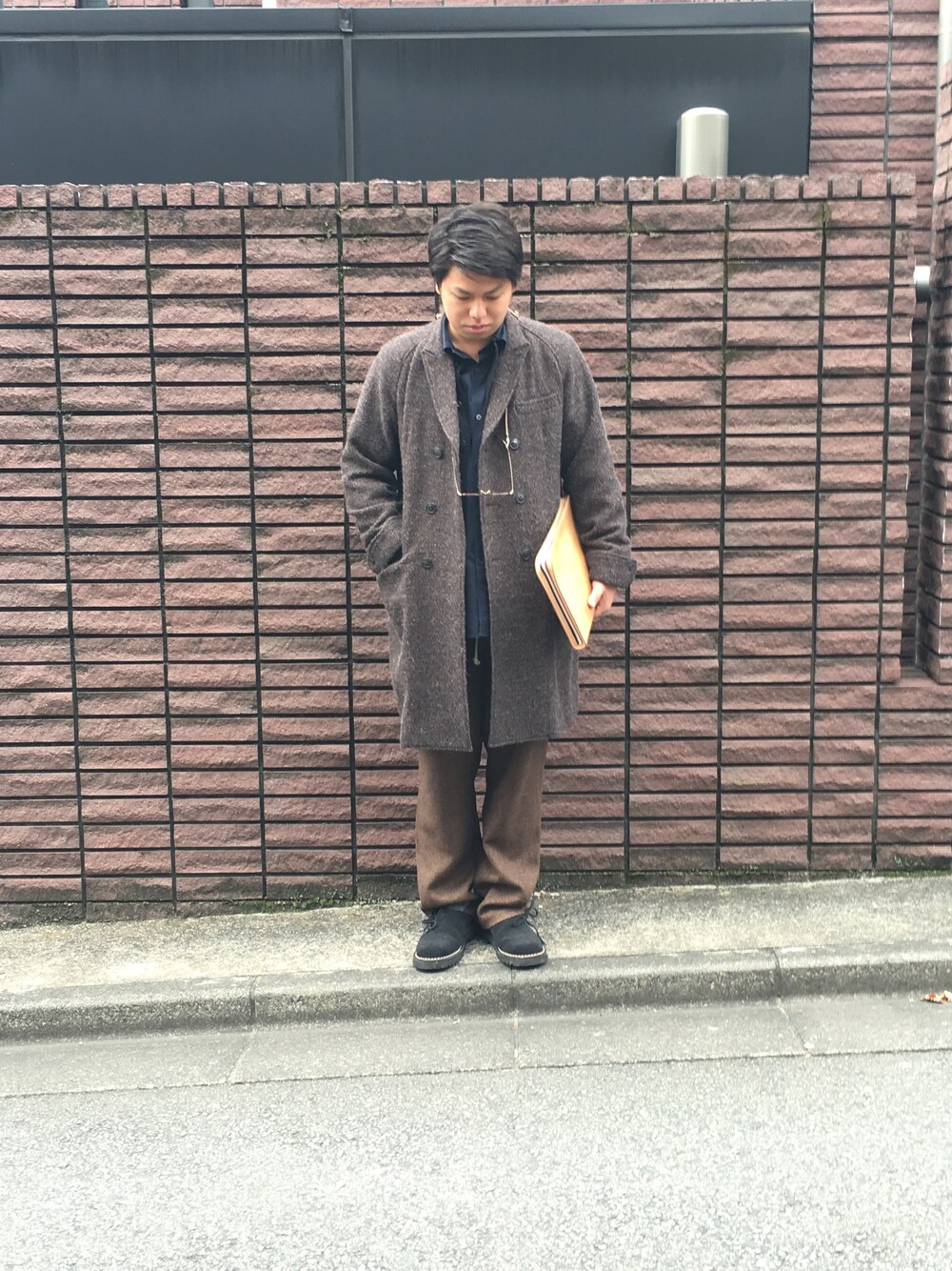 ブラウン系のその他アウター、ブルー系のシャツ/ブラウス、ブラック系のカーディガン/ボレロを着用したメンズの冬コーディネートの1枚目の写真