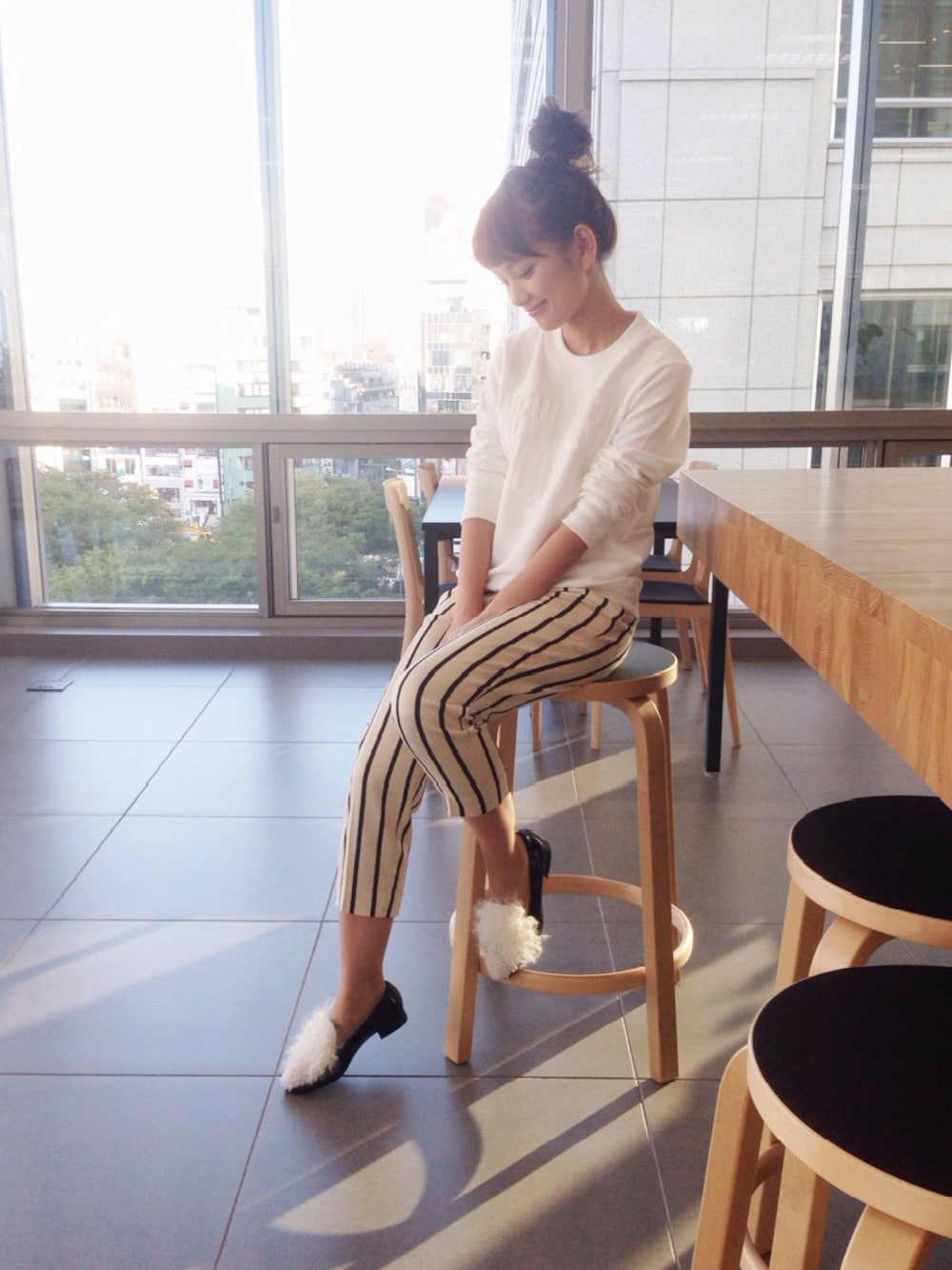 「ホワイトコーデ、ロゴスウェット、レジメンタル、レジメンタルストライプ、ファー、オペラシューズ、thpry+color」｜「thpry＋colorの【TC】ロゴスウェットプルオーバー（スウェット、ホワイト系）」を使った、武智志穂さん（レディース・157cm）の秋コーディネートの1枚目の写真