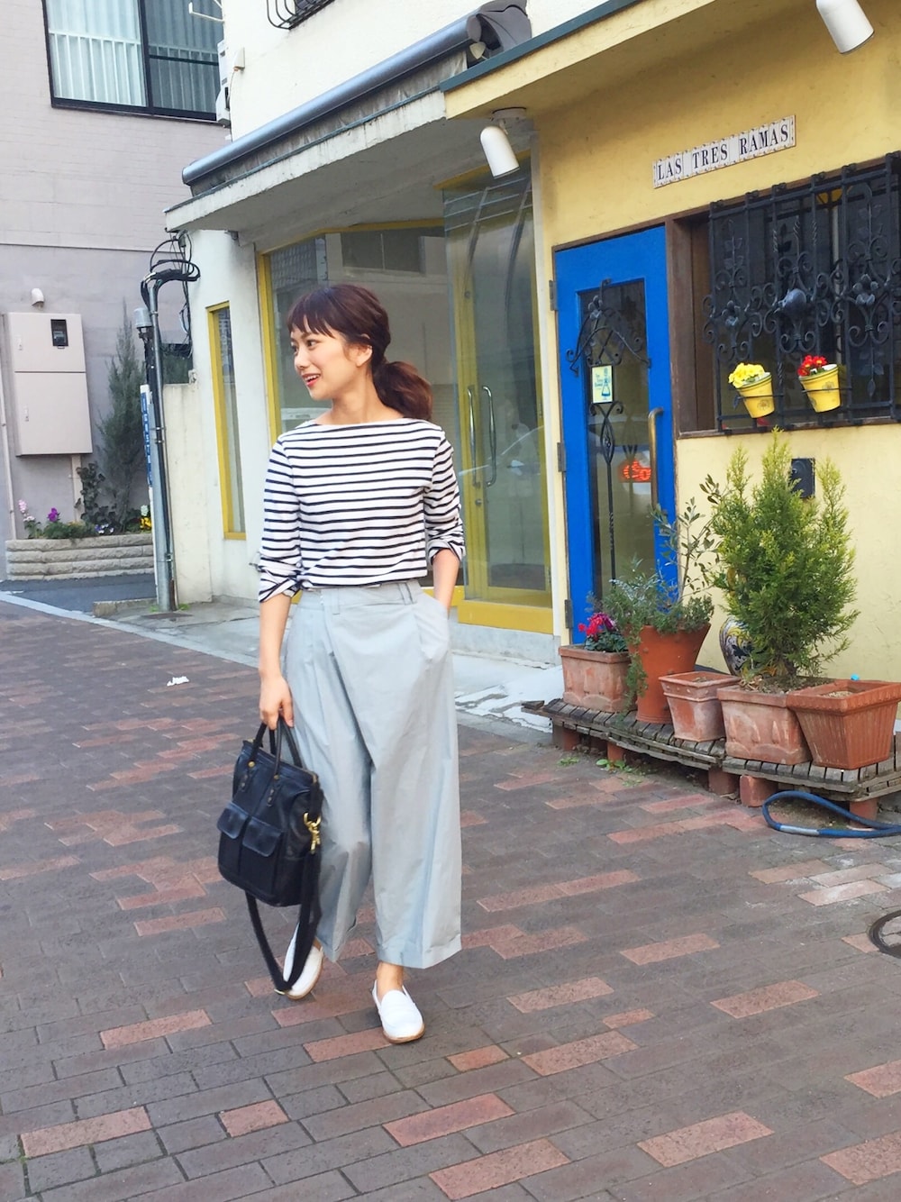 「ローファー、ワイドパンツ、ラップパンツ、アイスブルー、ボーダー、ボーダートップス、thpry+color、クロップドパンツ、センタープレス」｜「thpry＋colorのラップワイドパンツ【2015春新作】（パンツ、グレー系）」を使った、武智志穂さん（レディース・157cm）の冬コーディネートの1枚目の写真