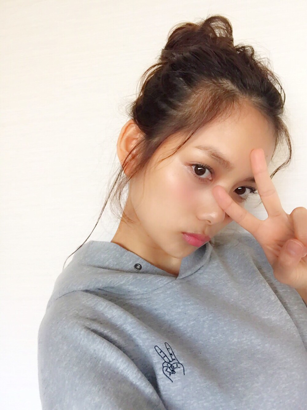 「カジュアル、大人カジュアル、パーカー、おだんごヘアー、高橋愛ちゃん祭り、高橋愛ちゃんポーズ、グレー」｜「LOVE&PEACEのアイテム（パーカー、グレー系）」を使った、武智志穂さん（レディース・157cm）の秋コーディネートの1枚目の写真