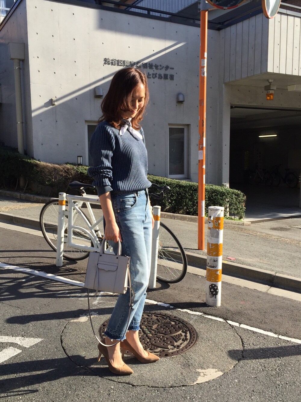 「シンプルコーデ、休日スタイル、春コーデ、デニム、ニット、ワントーンコーデ、ヒール、バンダナ」｜「SLOBE IENAの《予約》LE DENIM ハイウエストリメイクデニムパンツ◆（デニムパンツ、ブルー系）」を使った、武智志穂さん（レディース・157cm）の春コーディネートの1枚目の写真