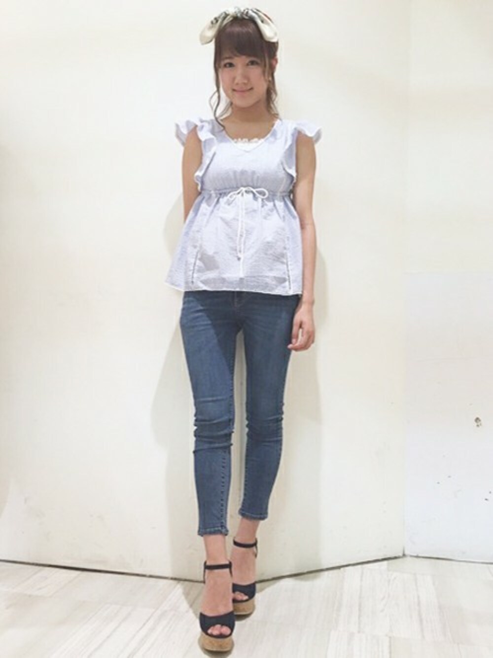 ブルー系のTシャツ/カットソー、ブルー系のデニムパンツ、ホワイト系のTシャツ/カットソーを着用したレディースの春コーディネートの1枚目の写真