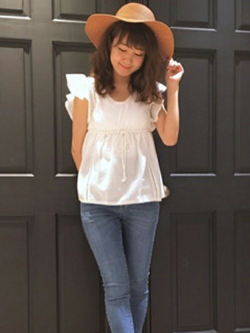 ホワイト系のTシャツ/カットソー、ブルー系のデニムパンツを着用したレディースの春コーディネートの1枚目の写真