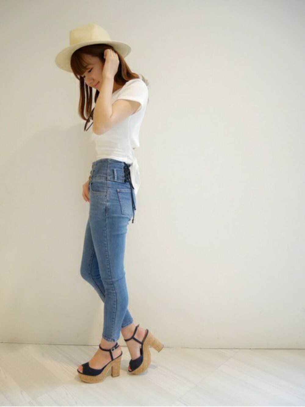 ホワイト系のTシャツ/カットソー、ブルー系のデニムパンツを着用したレディースの夏コーディネートの1枚目の写真