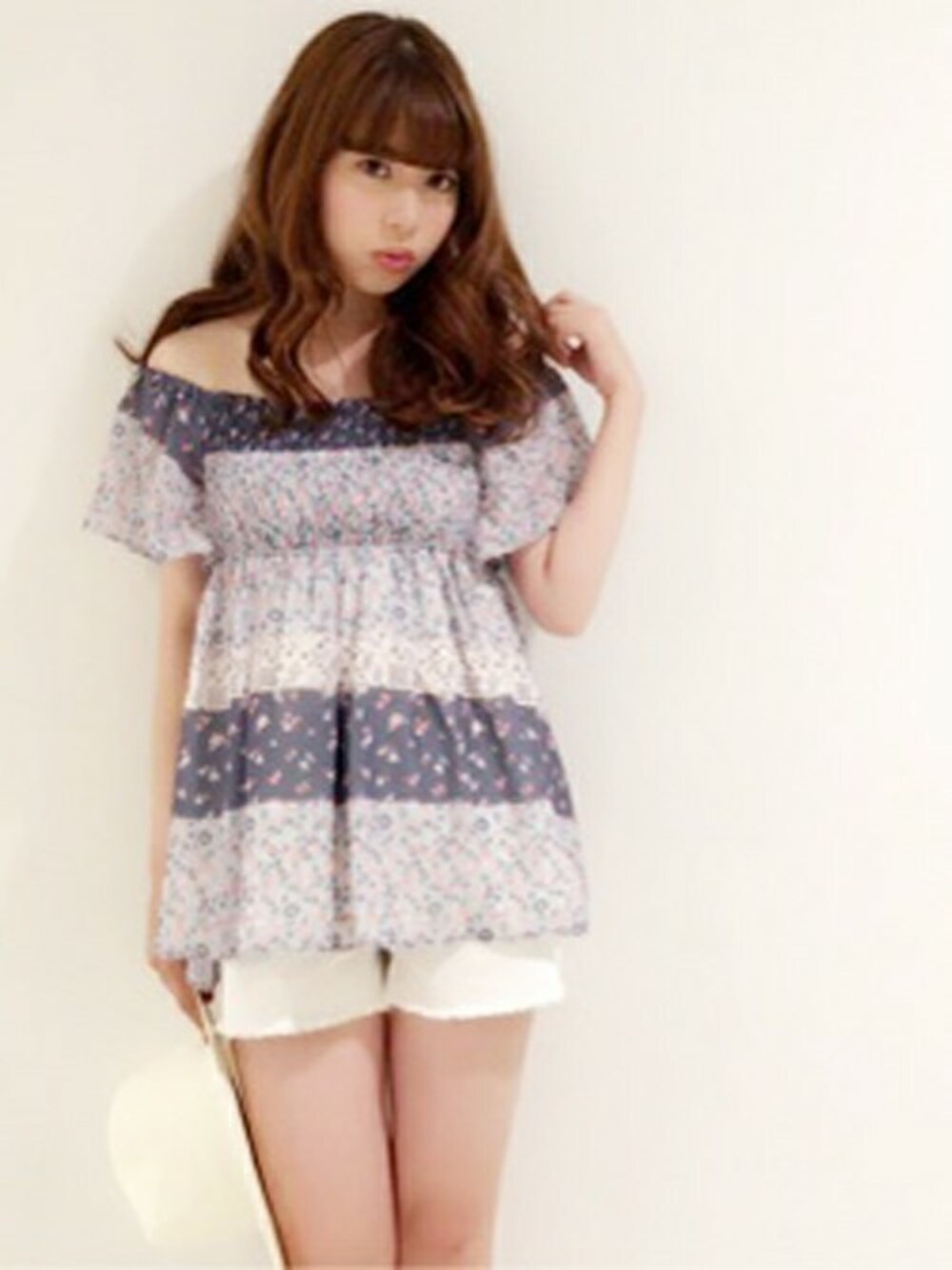 「＃デニム、#デート、#ガーリー、#dazzlin 、#ホワイトパンツ、＃チュニック、#オフショル、#夏コーデ、＃ﾈｲﾋﾞｰ×ﾎﾜｲﾄ」｜「dazzlinのフラワーパネル柄チュニック（その他トップス、ブルー系）」を使った、dazzlin SHOP STAFFさん（レディース・160cm）の夏コーディネートの1枚目の写真