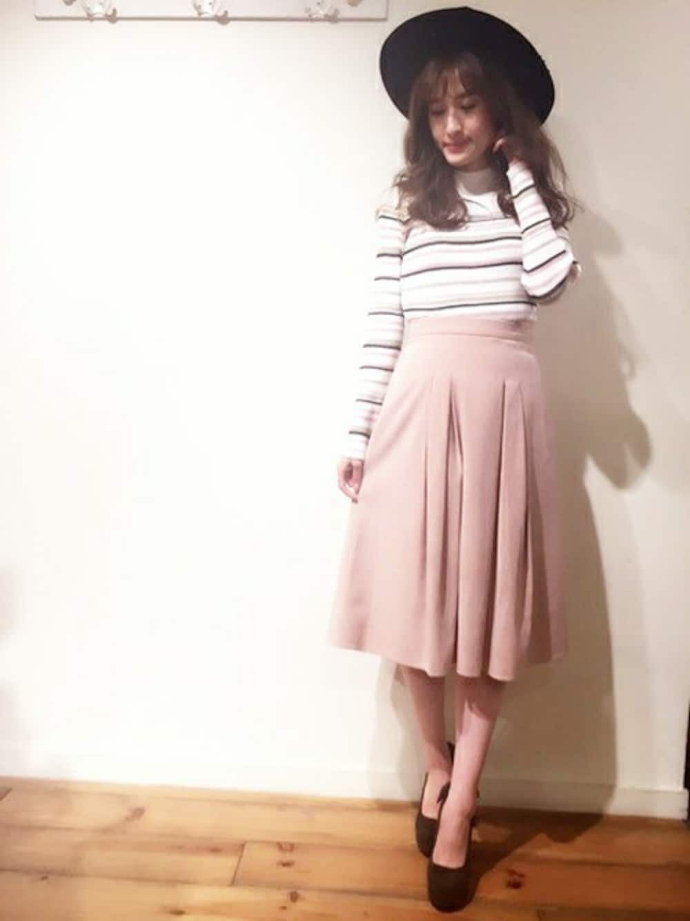 「#ニット、#ピンク、#ハット、#dazzlin 、#outfit、＃パンプス、＃プリーツスカート、#秋服、#秋コーデ、#雨の日コーデ」｜「dazzlinのマルチボーダーニットトップス（ニット/セーター、ホワイト系）」を使った、dazzlin SHOP STAFFさん（レディース・160cm）の秋コーディネートの1枚目の写真