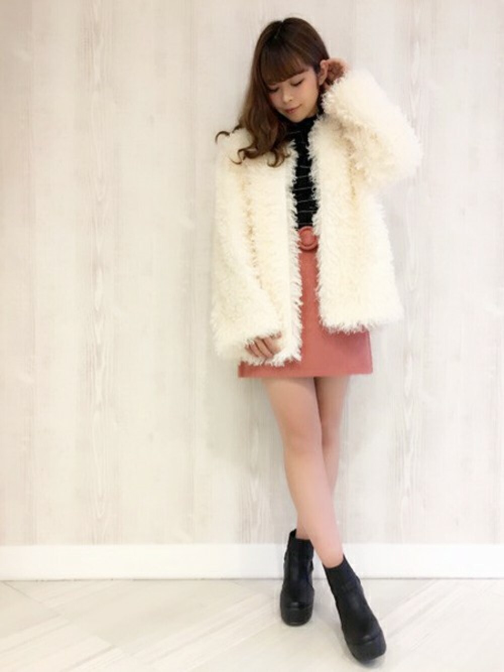 「＃ボーダー、#赤、#dazzlin 、#冬、#fashion、#シンプルコーデ、＃秋のコーデ、#ゆるコーデ、#オトナカジュアル、#秋冬コーデ」｜「dazzlinのくるくるファージャケット（ブルゾン、ホワイト系）」を使った、dazzlin SHOP STAFFさん（レディース・160cm）の秋コーディネートの1枚目の写真