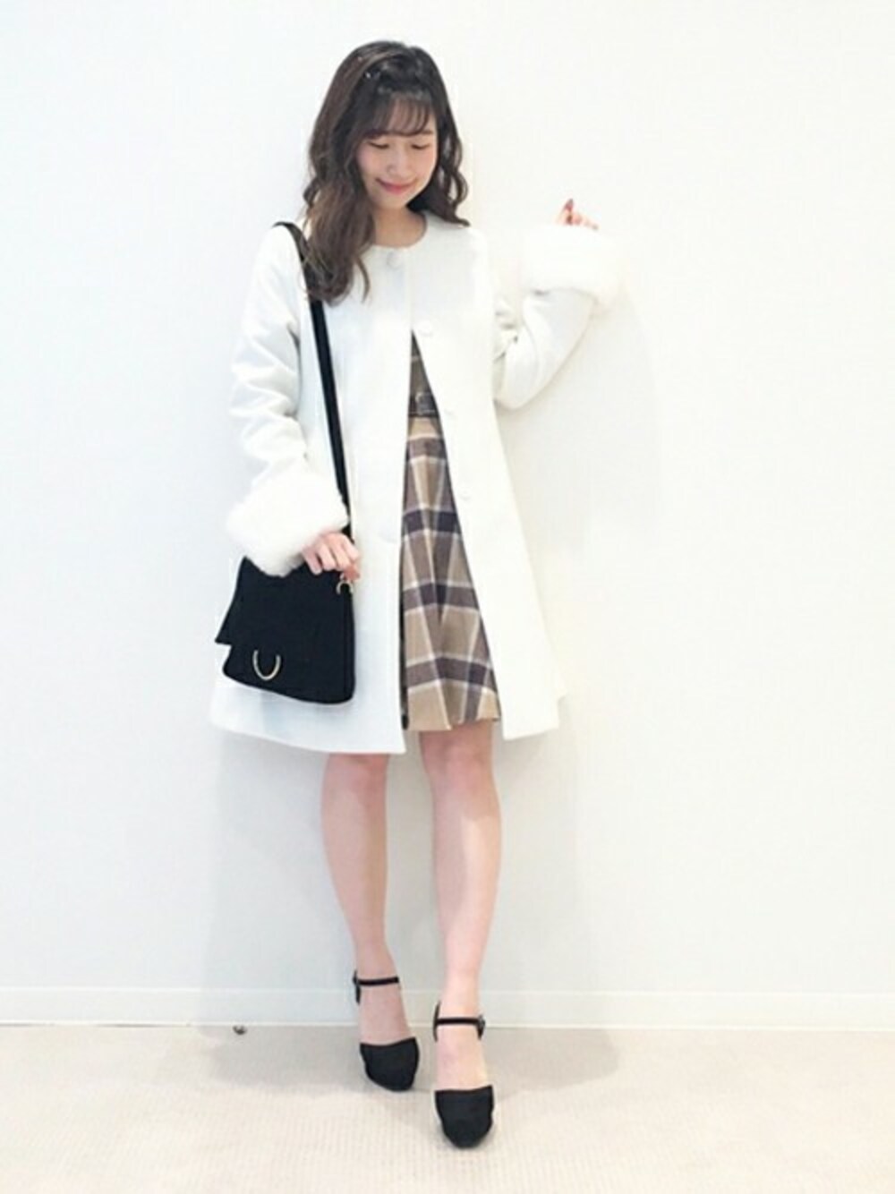 「#アウター、＃ワンピース、＃パーティースタイル、#dazzlin 、#ホワイト、#シンプル、#fashion、＃パンプス、#きれいめ、＃クリスマス」｜「dazzlinのノーカラービジューコート（その他アウター、ホワイト系）」を使った、dazzlin SHOP STAFFさん（レディース・153cm）の冬コーディネートの1枚目の写真